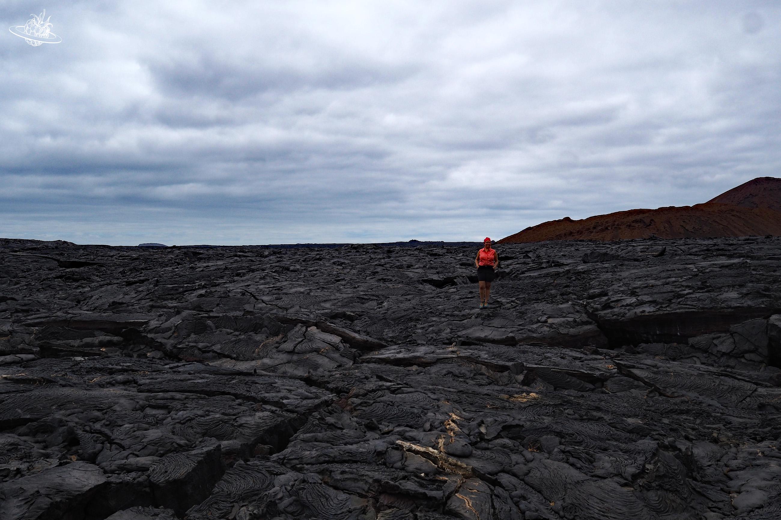 Frau auf schwarzem getrocknetem Lava