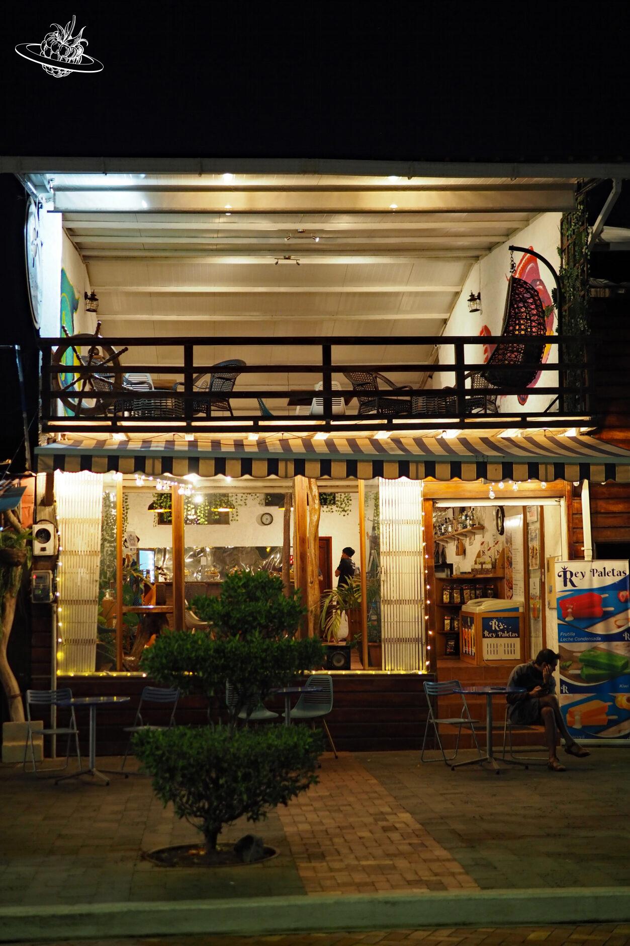 beleuchtetes Restaurant im dunkeln