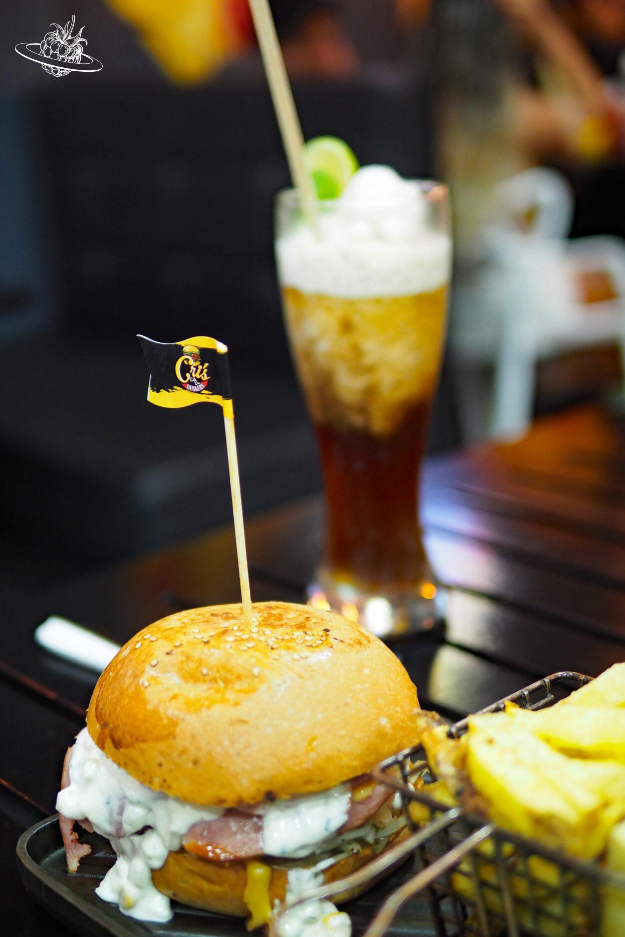 Burger und Eistee mit Eis
