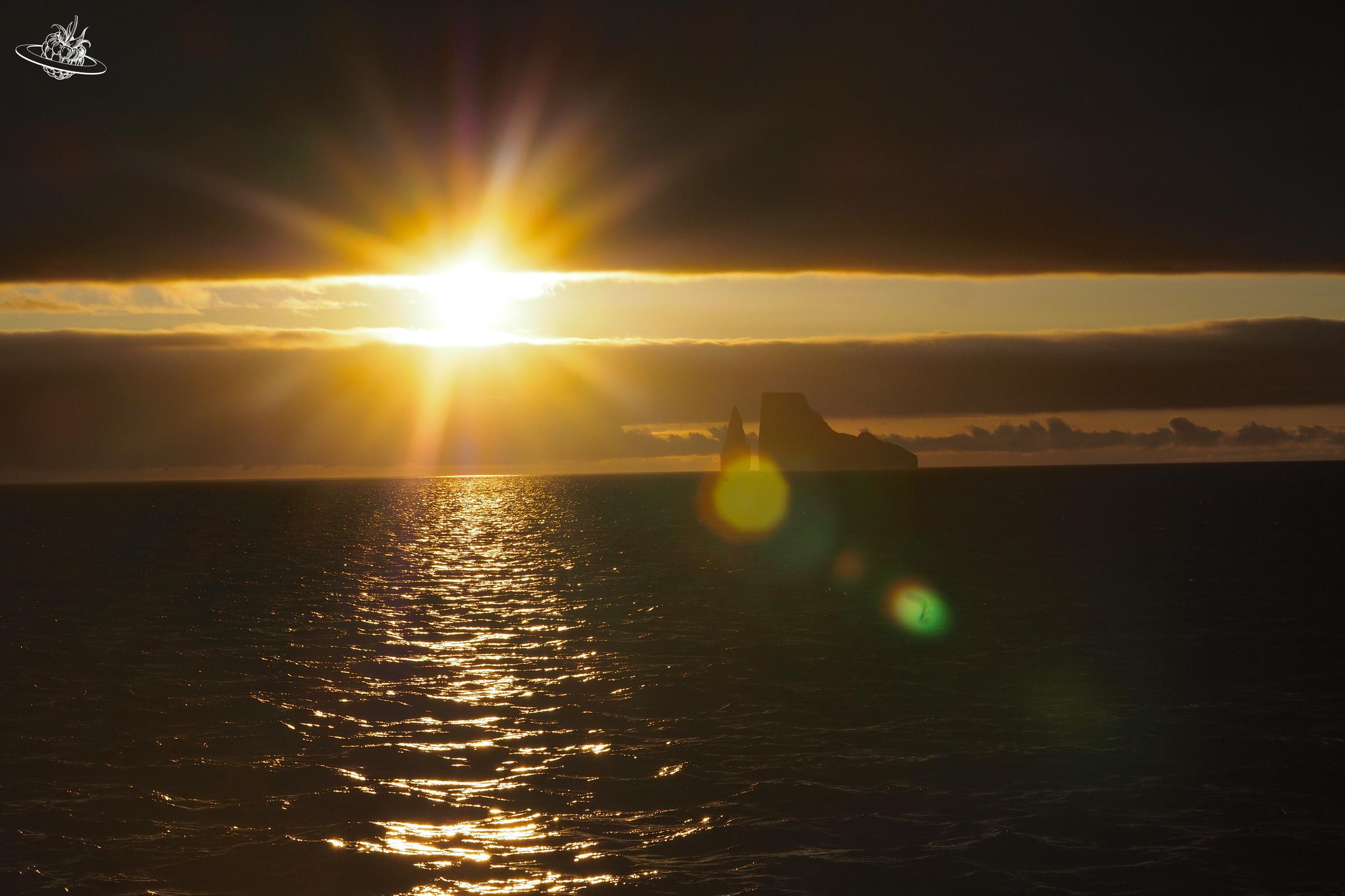 Sonnenuntergang vor beeindruckendem Felsgestein