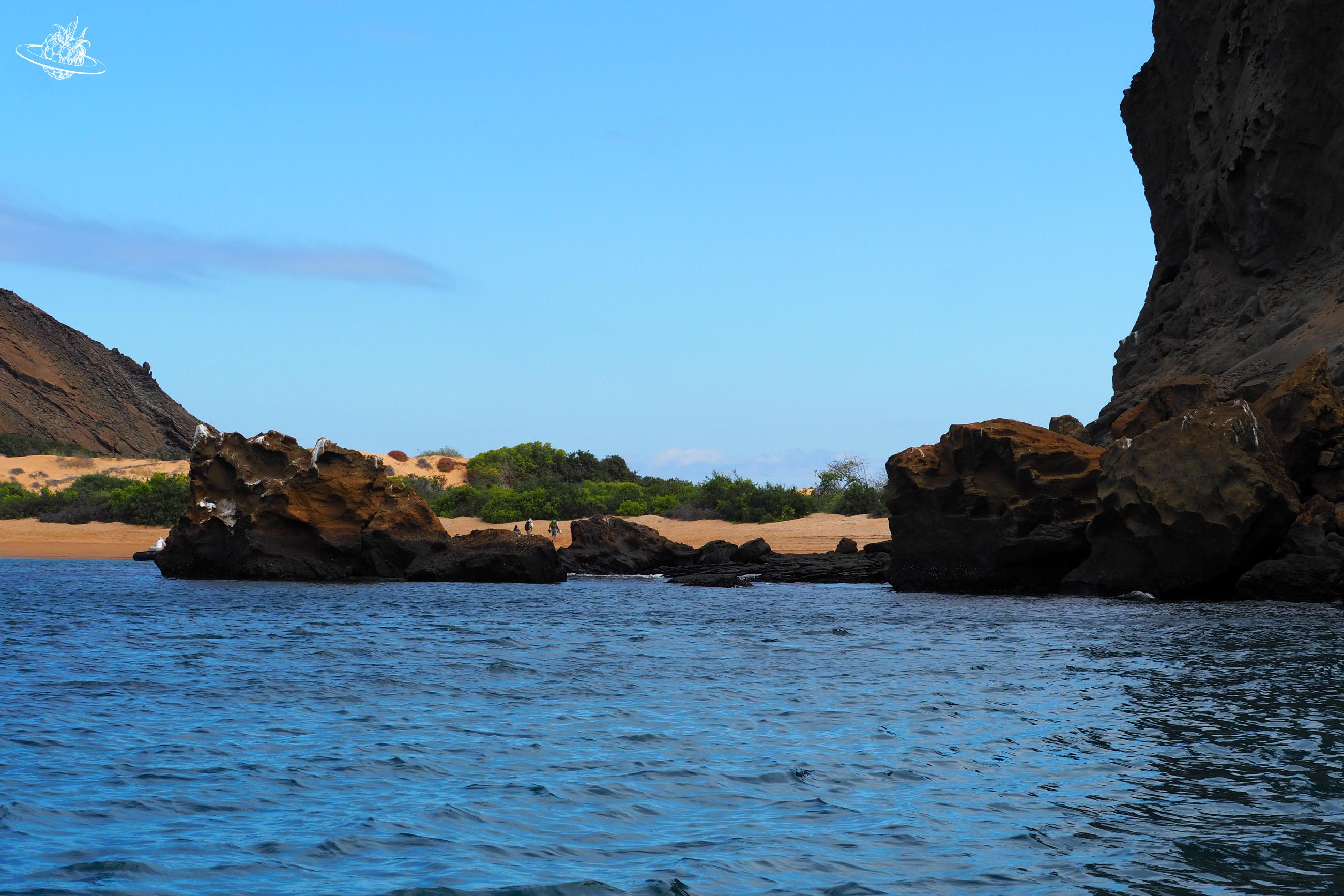 Sicht auf einen schönen Strand mit Fels und Grün