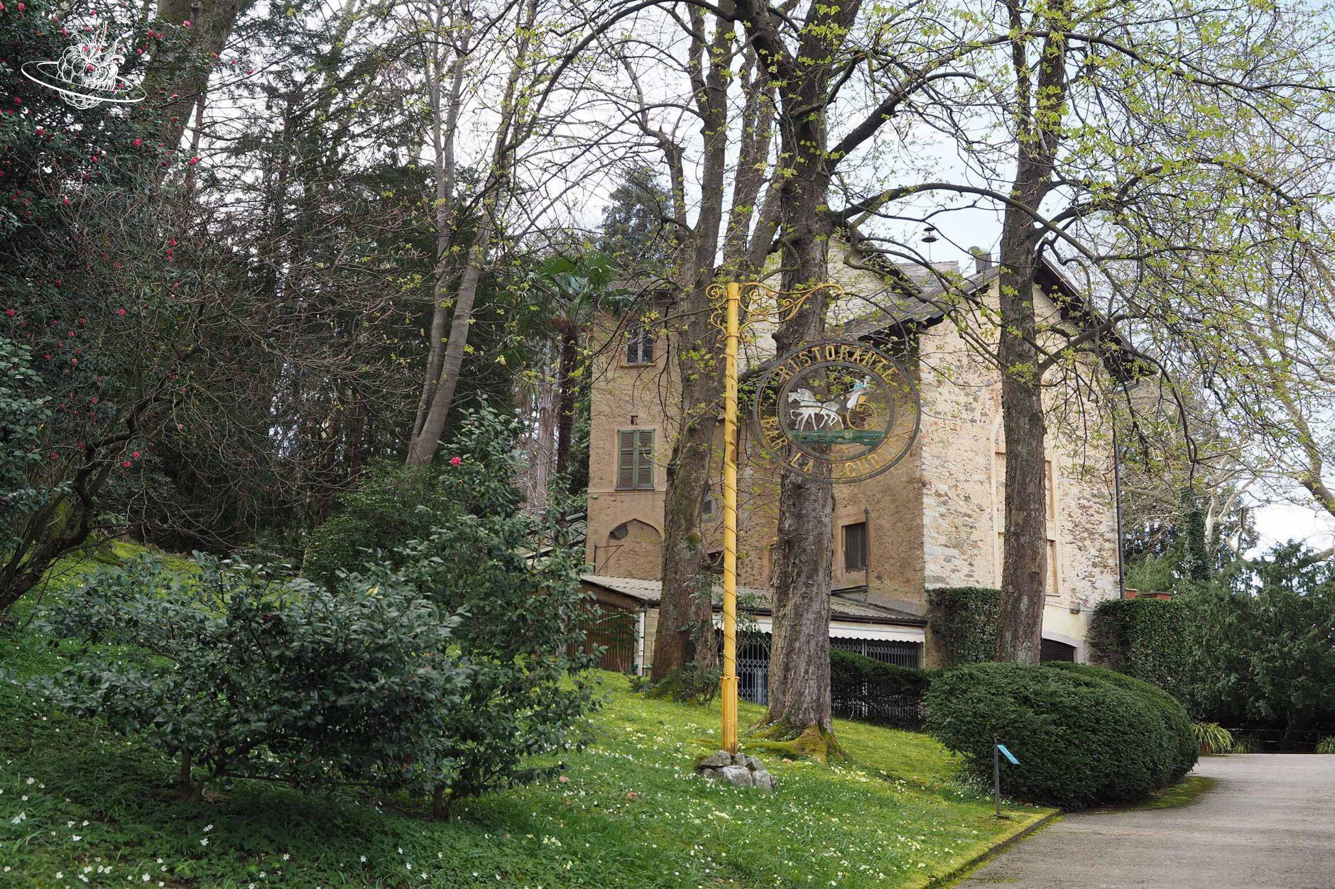Altes Haus in einem grünen Park