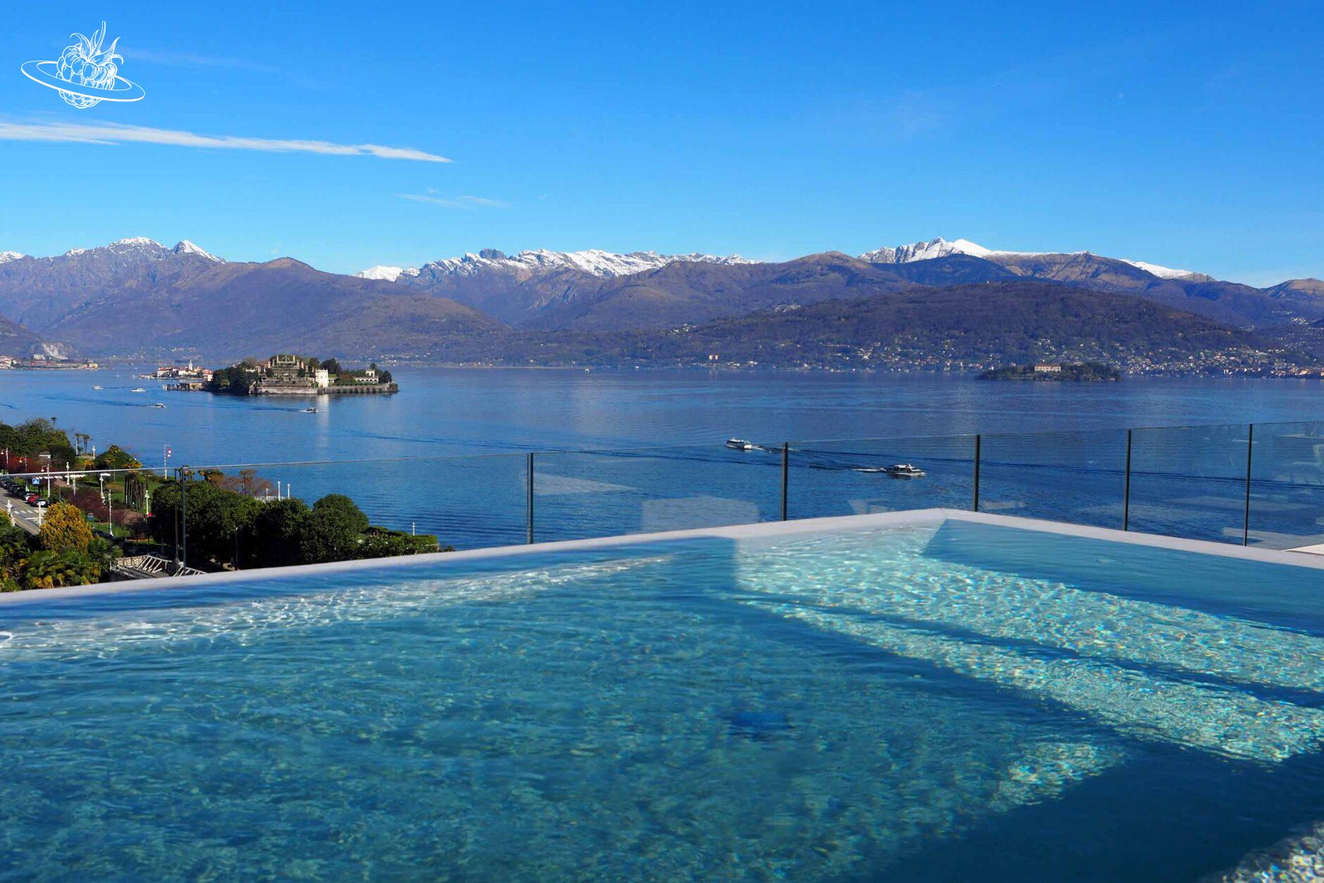 Infinity-Pool mit dem See im Hintergrund