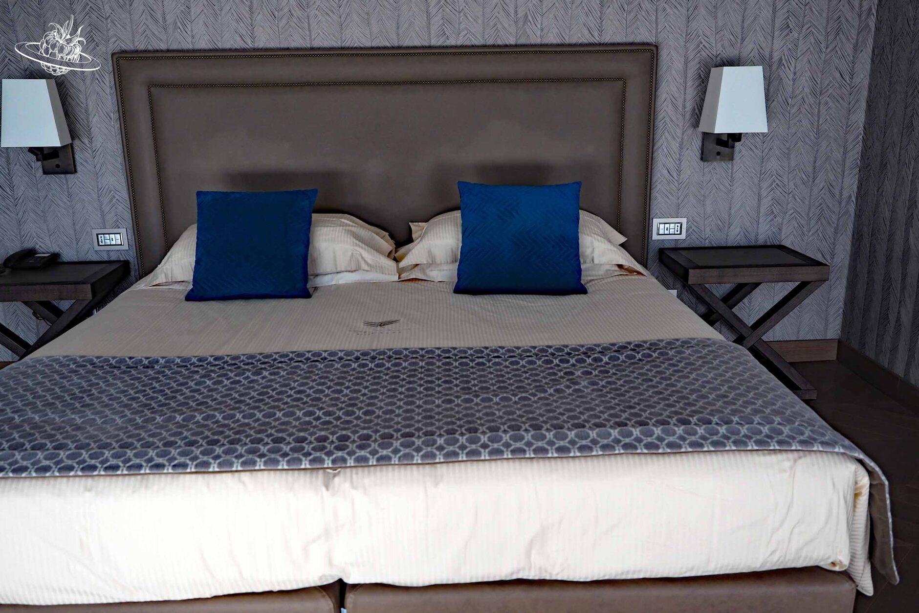 Doppelbett im Hotelzimmer