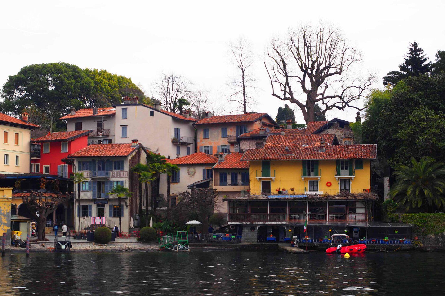 Kleiner Dorfplatz mit farbigen Häusern, direkt am Wasser gelegen