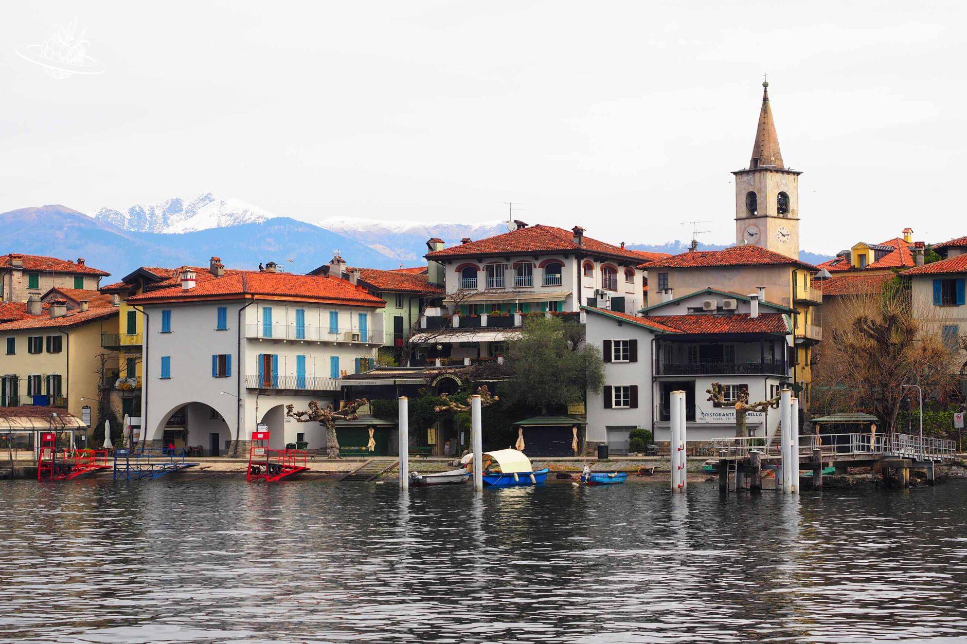 Farbige Häuser am Ufer der Isola dei Pescotori