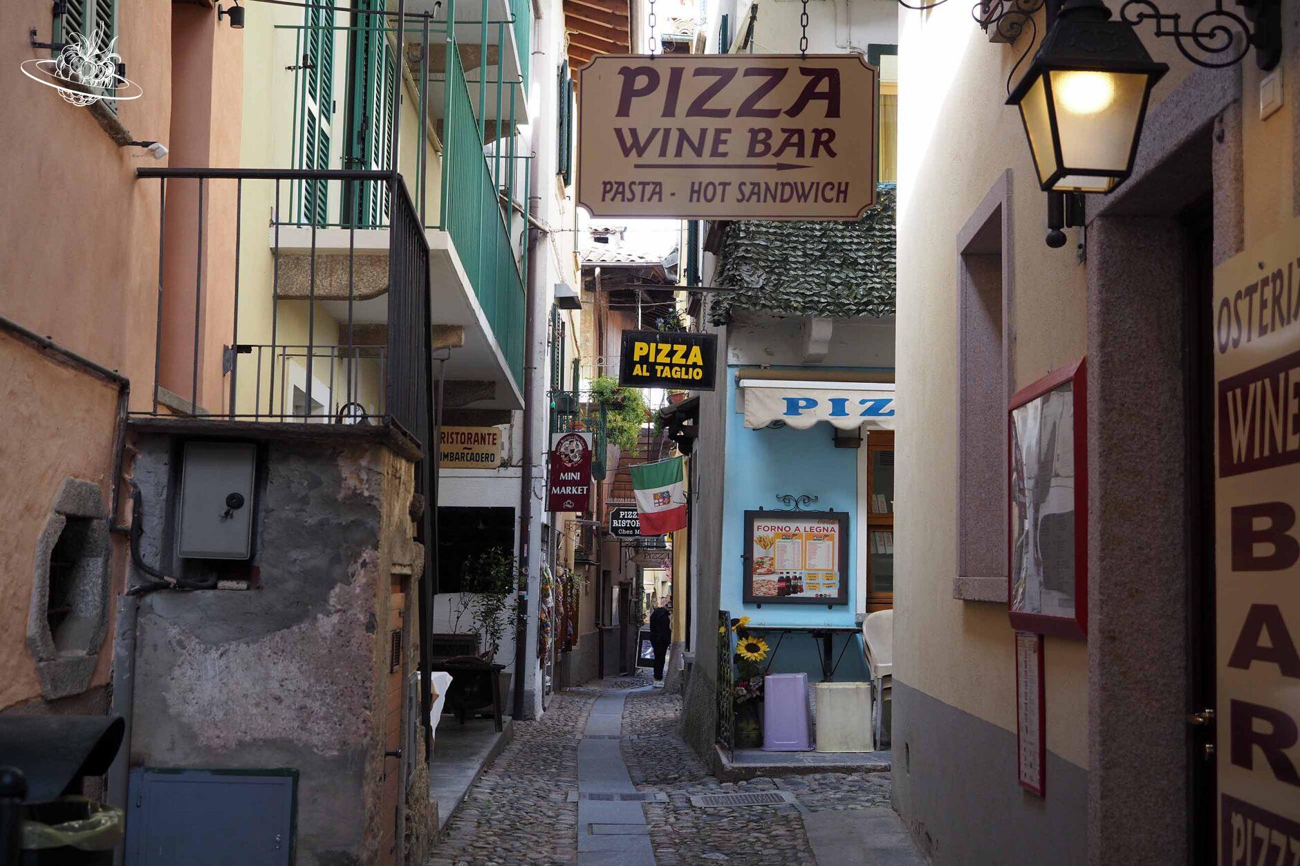 Enge Gasse mit farbigen Häusern