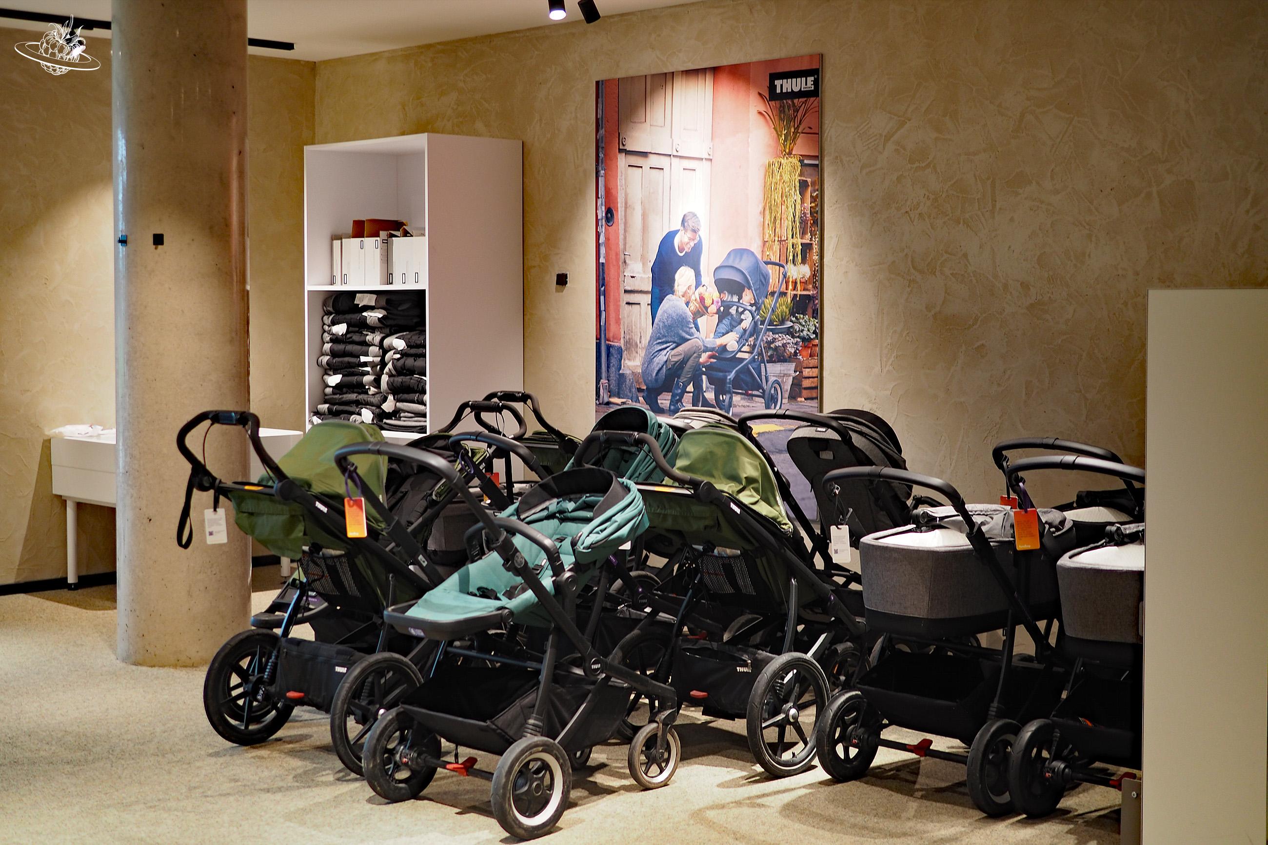 Kinderwagen stehen in einer Ecke