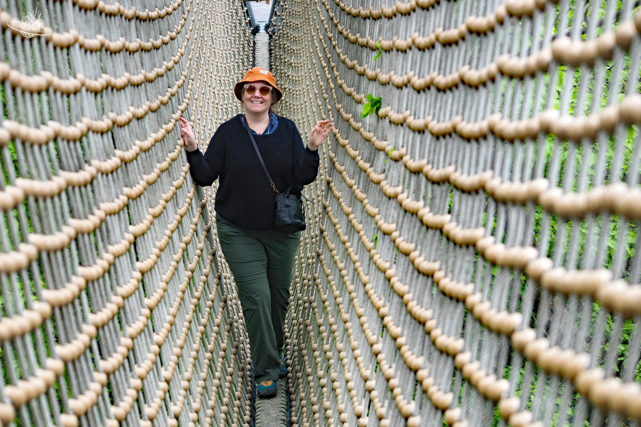 Frau auf einem Baumkronenpfad