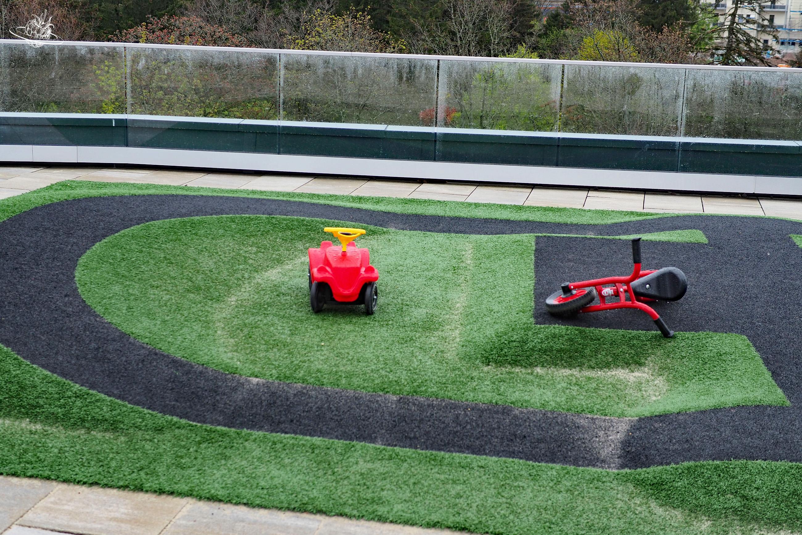 Bobbycar liegen auf einem Rennbahnteppich