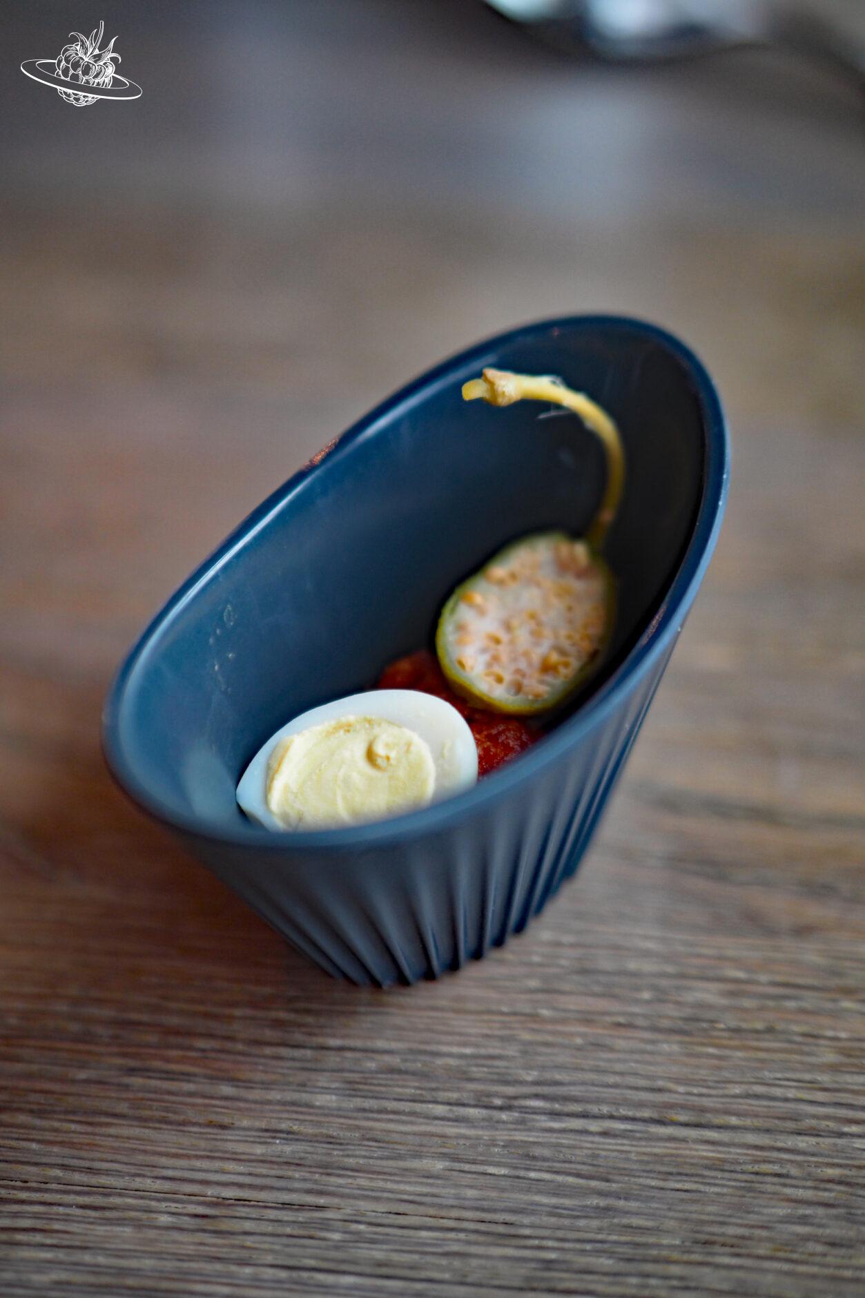 Kleines Mini-Tatar in einer kleinen Essschale verziert mit Kaper und einem Ei