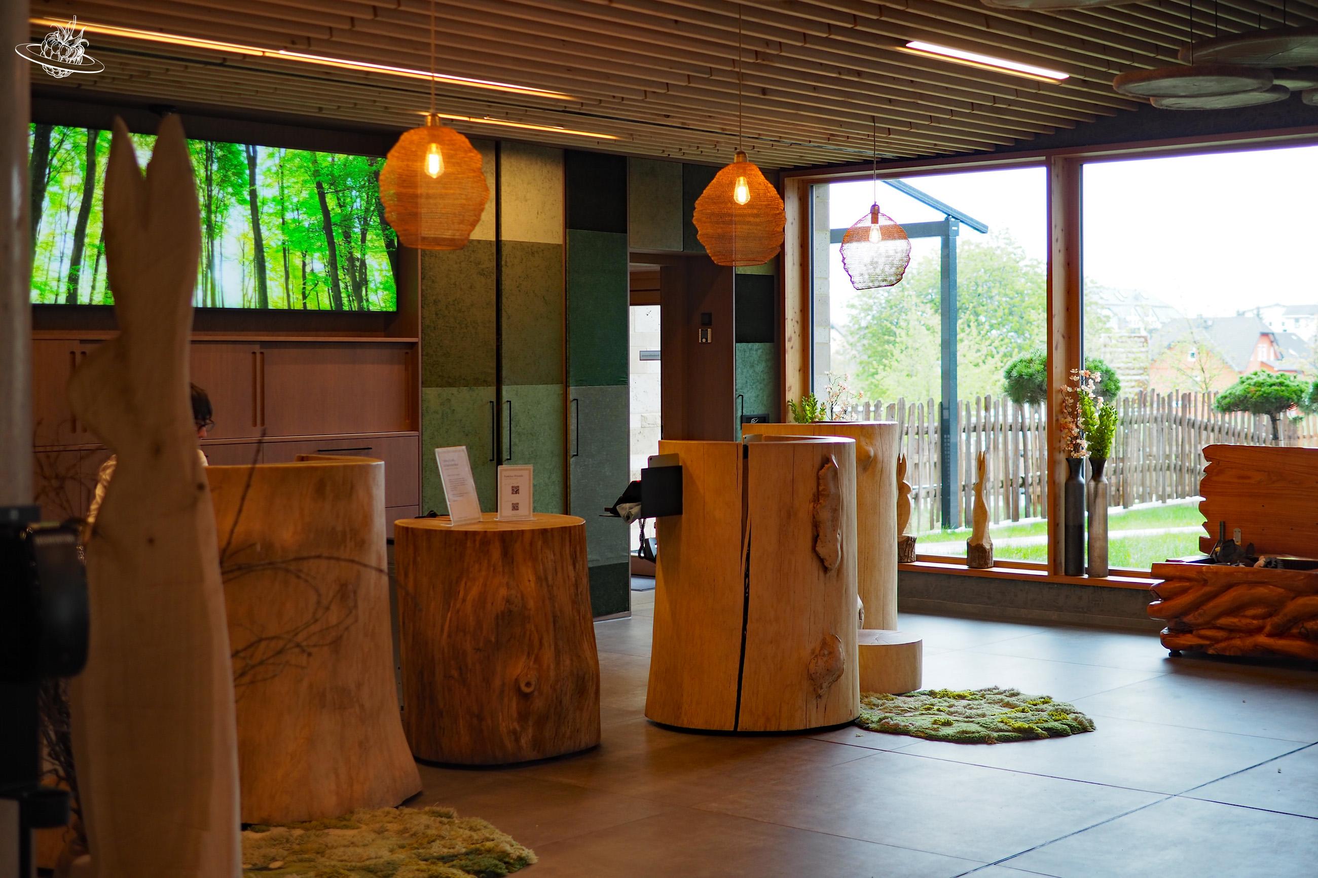 Lobby mit viel Holz