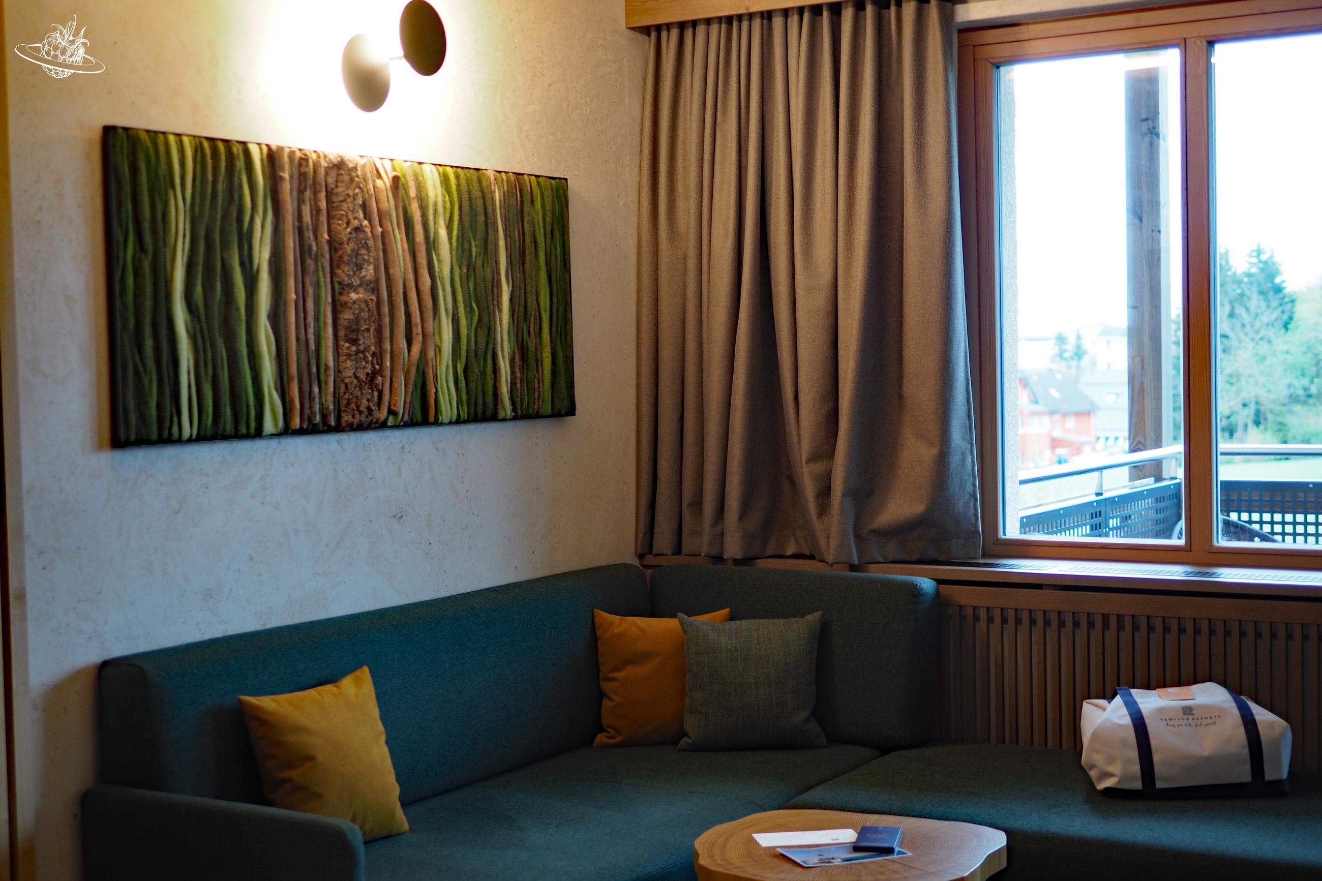 Wohnecke in einem Hotelzimmer