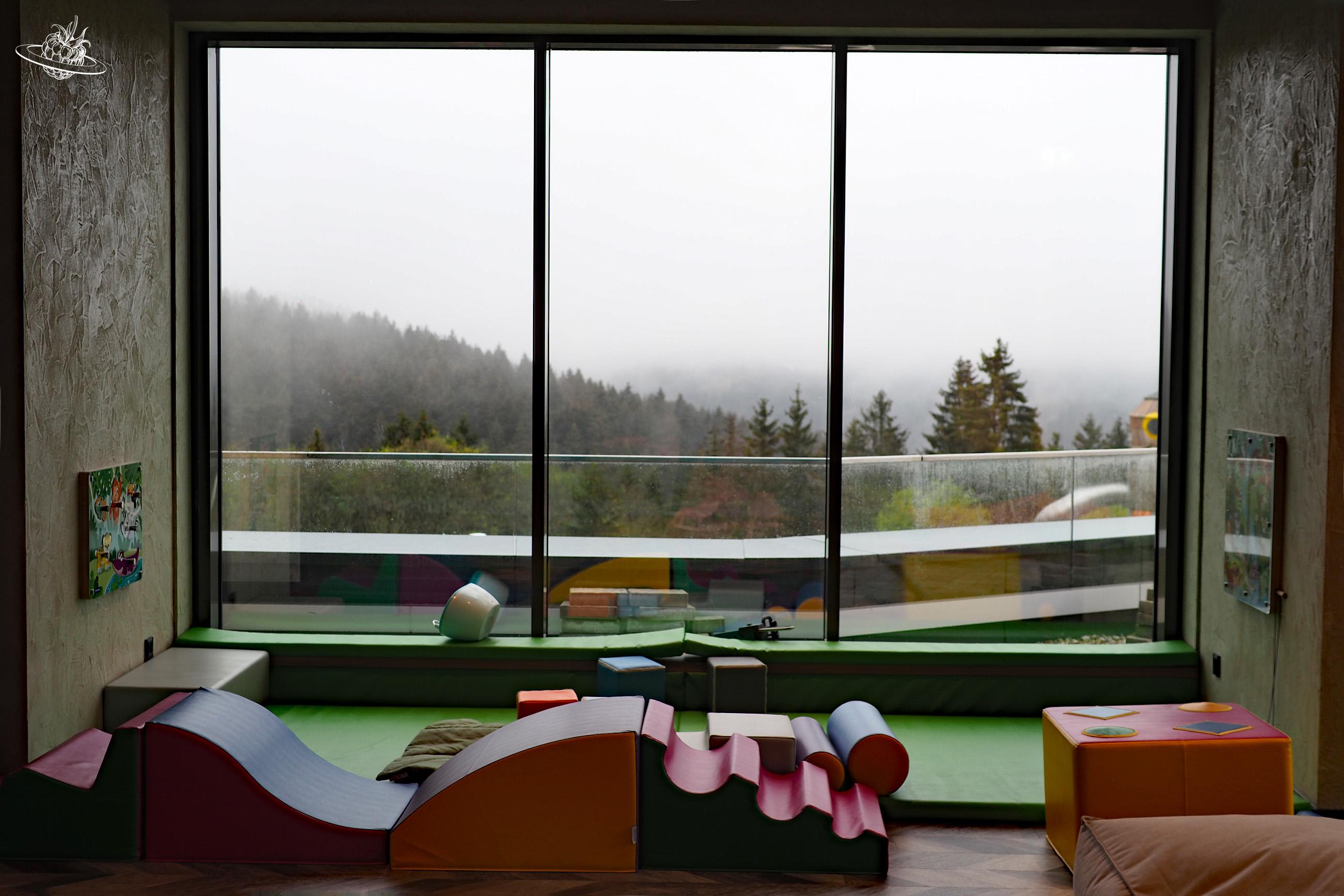 spielezimmer mit Aussicht auf Wald