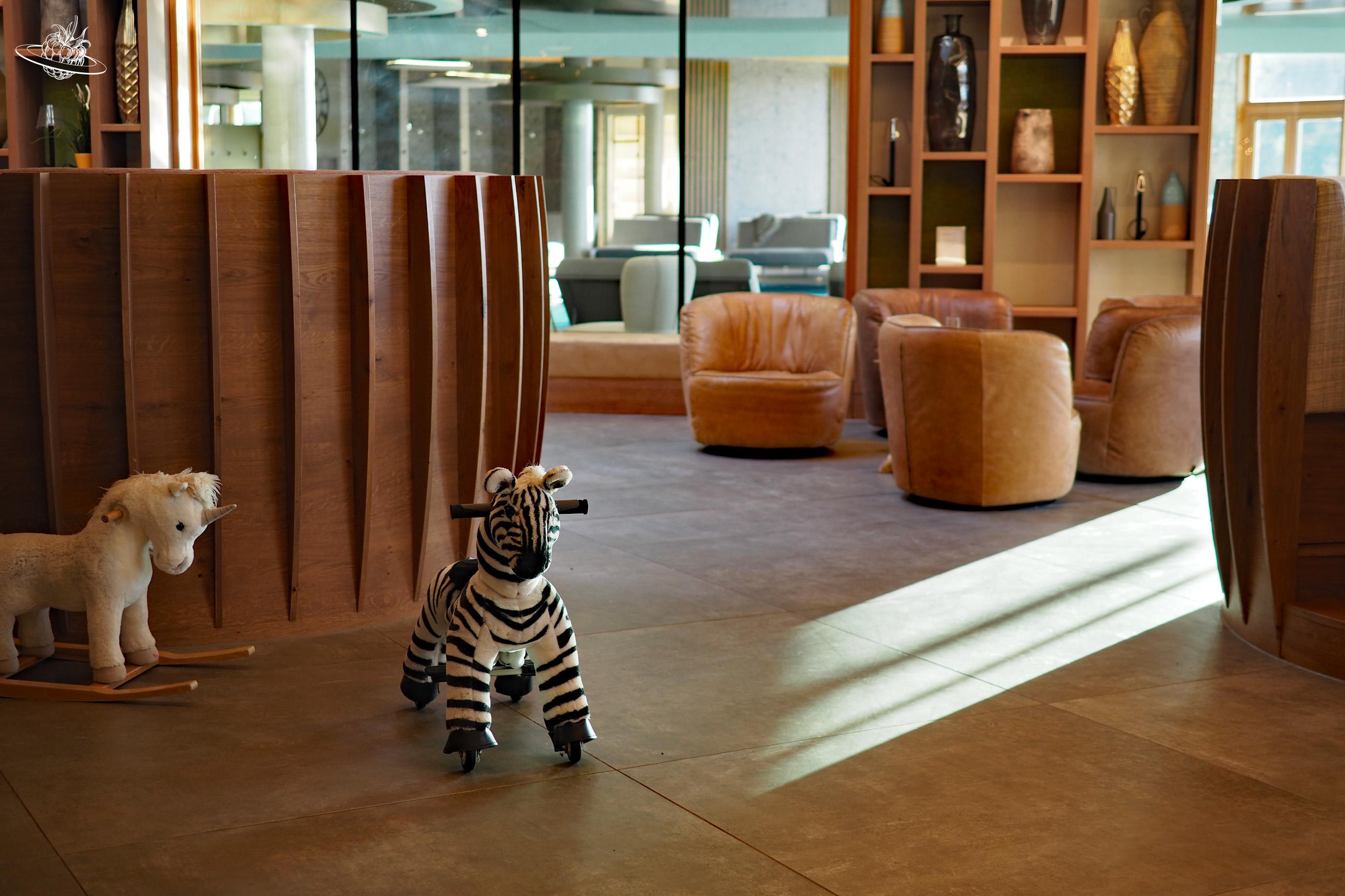 Schaukelpferde in der Lobby