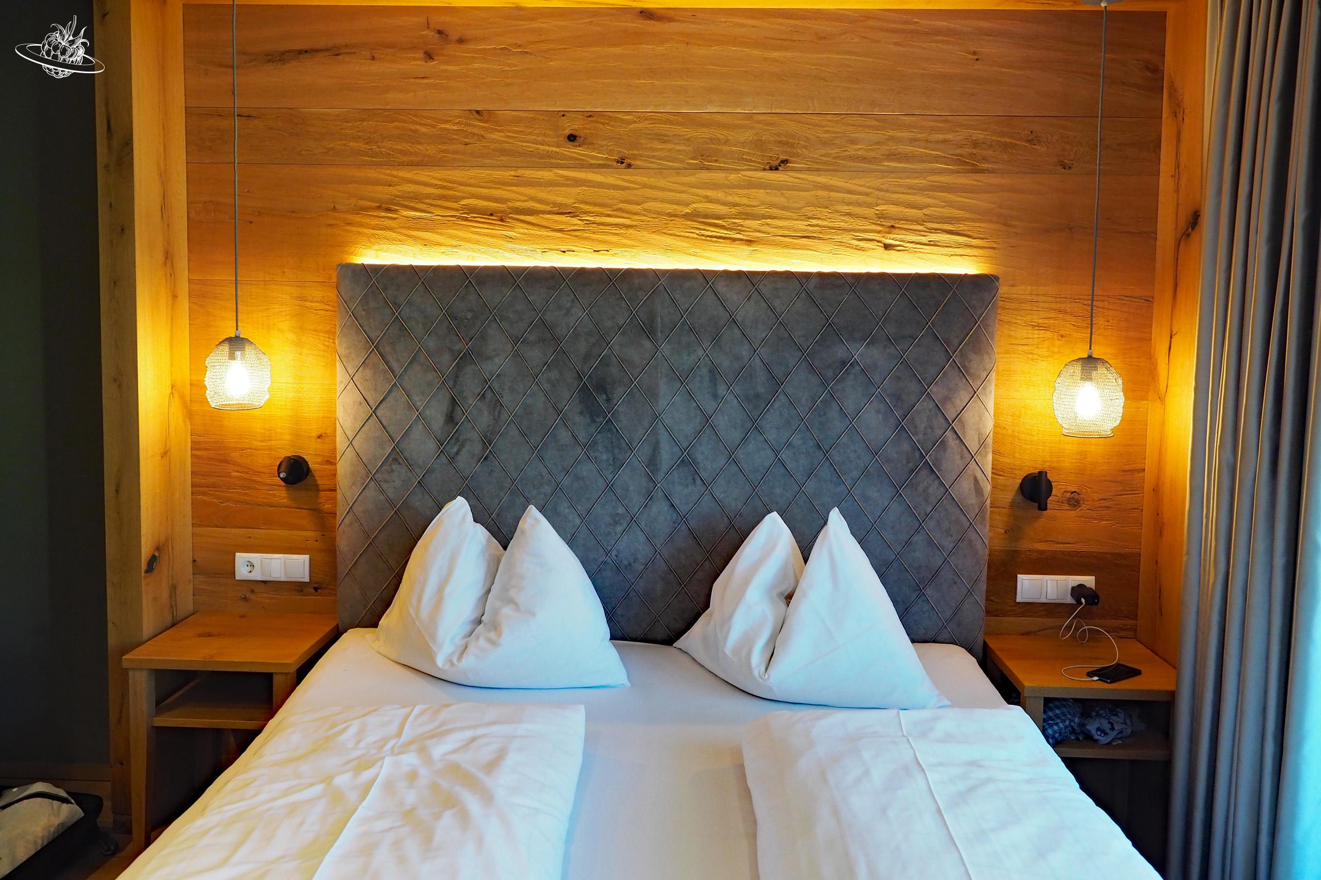 Bett mit schönen Nachttischlampen