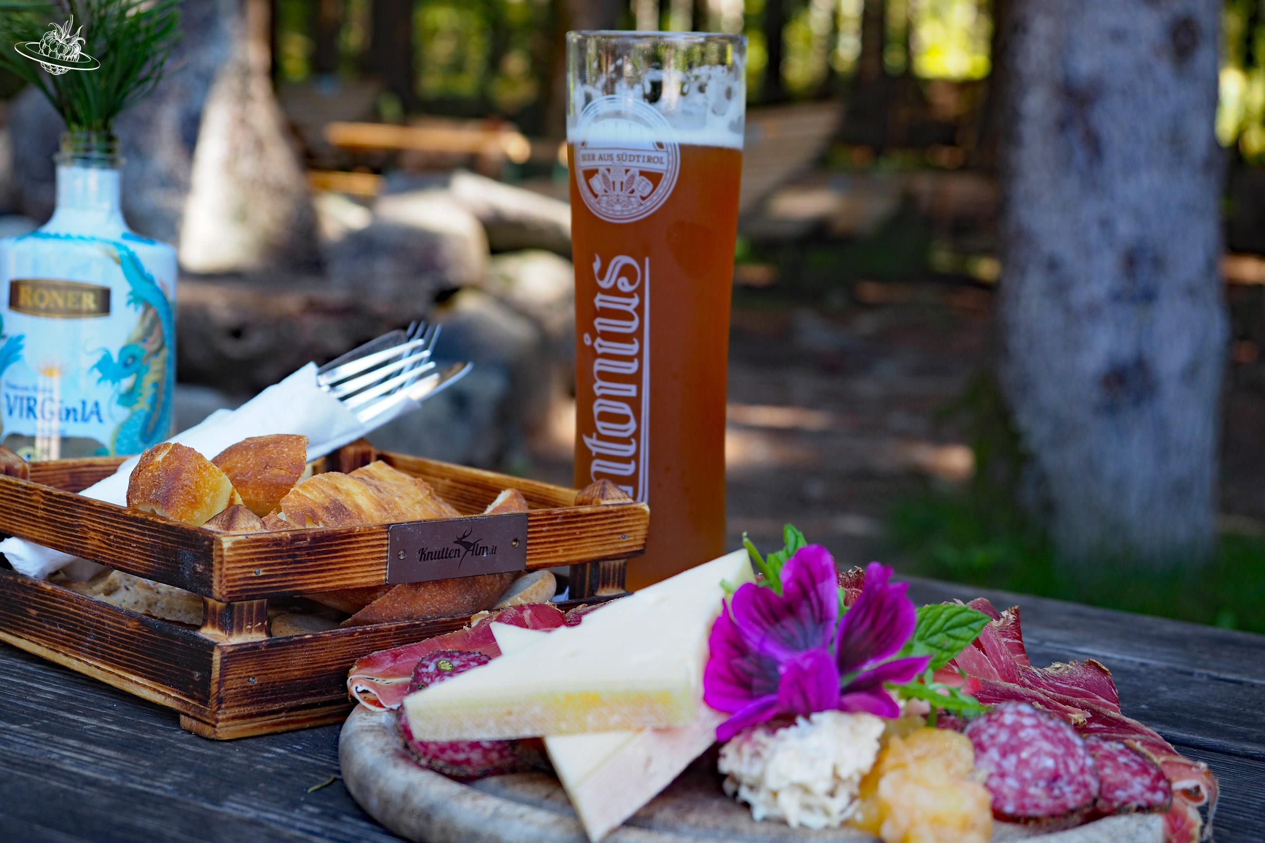 ein hübsch angerichtetes Apéro-Plättchen