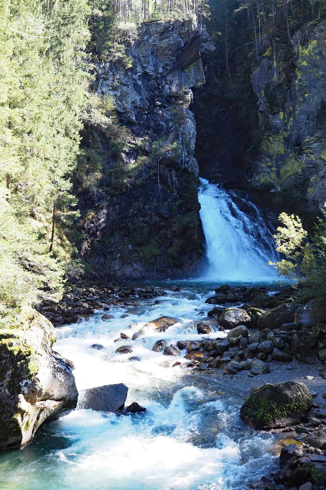 Wasserfall inmitten des Waldes