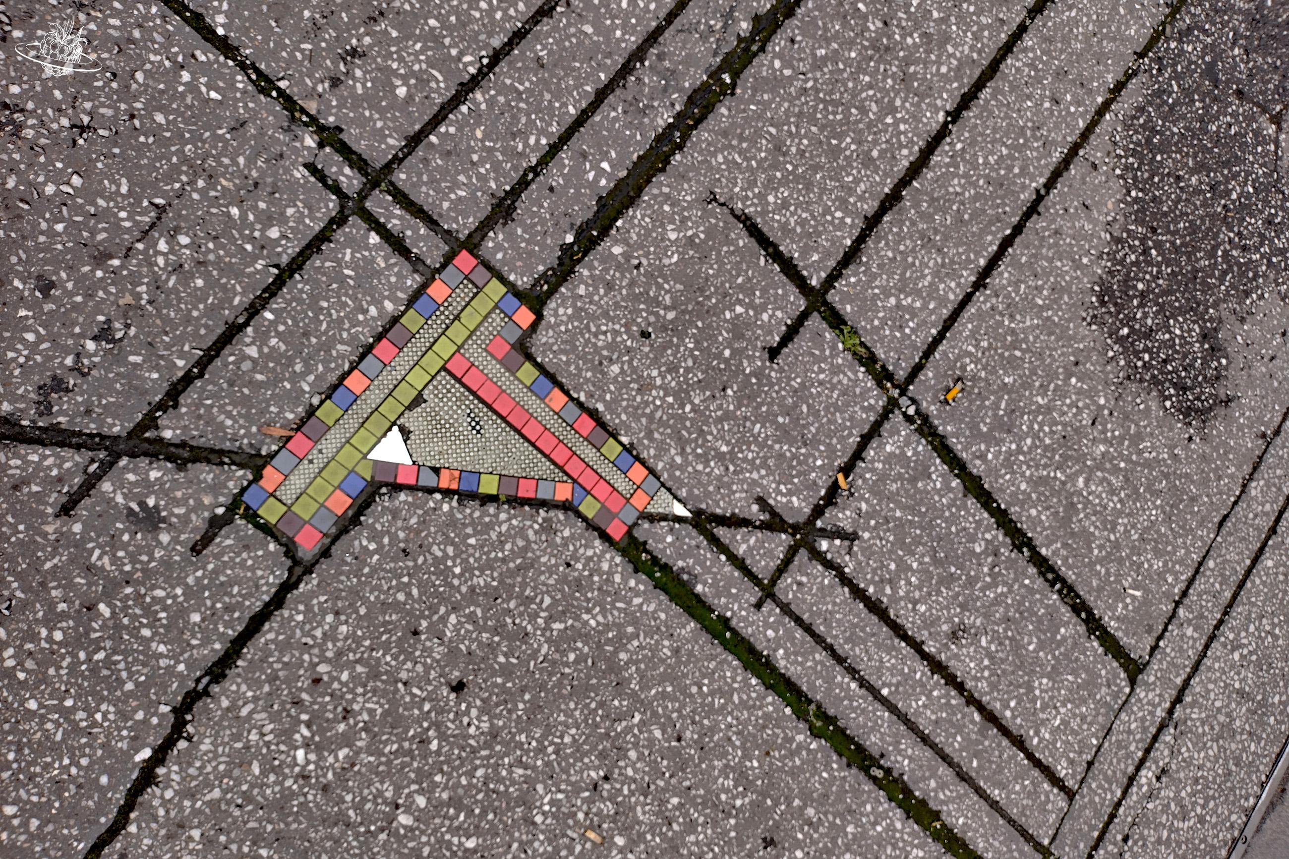 offene Stellen auf der Strasse mit Mosaik aufgefüllt.