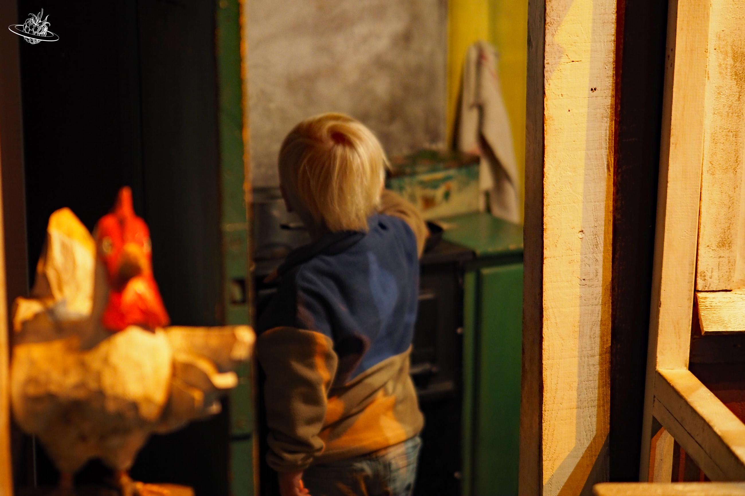 Kind spielt in der Holzhüsse