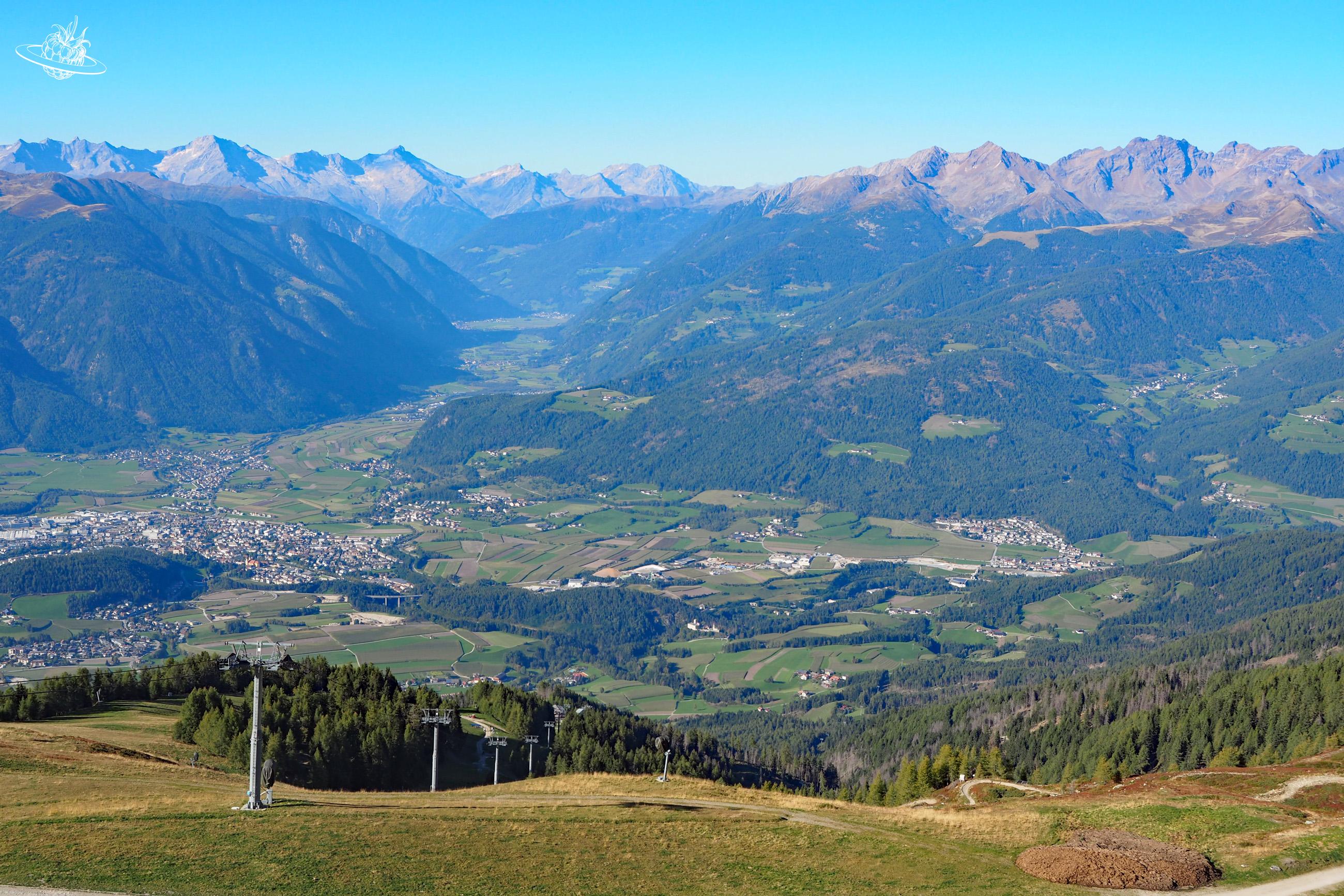 Zugebaute Gipfelaussicht. Viele Lifte sind sichtbar