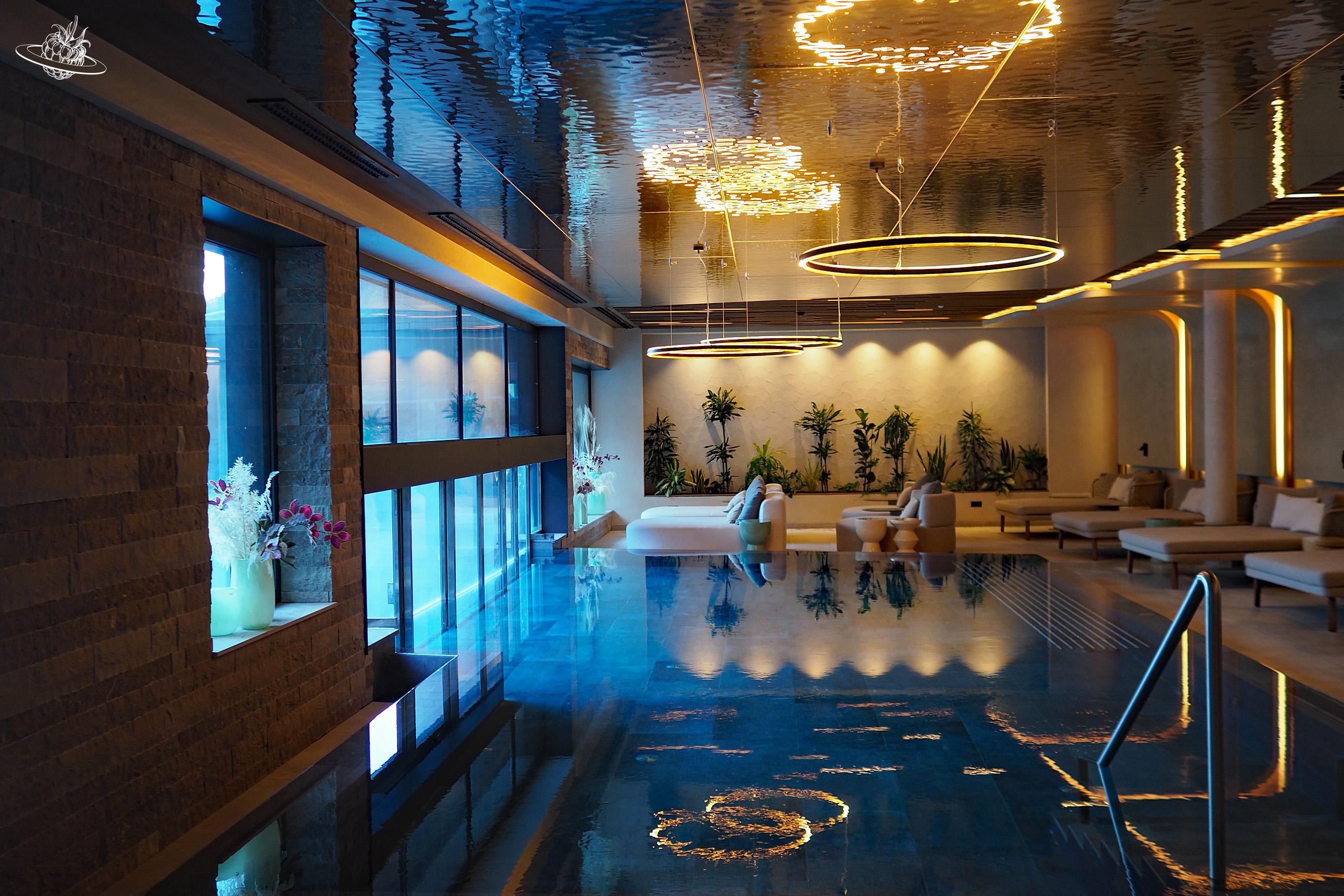 Pool im Innenbereich mit vielen indirekten Leuchten