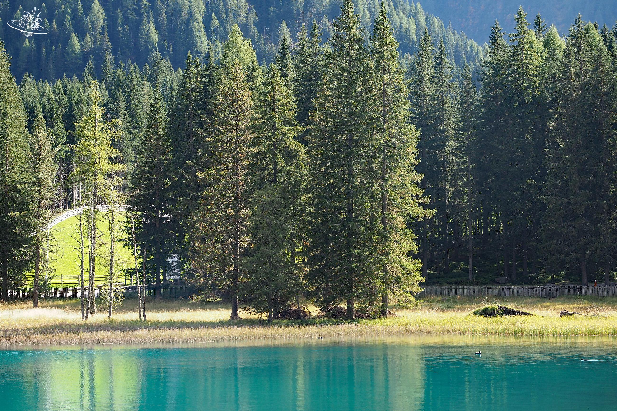 türkisfarbiger See