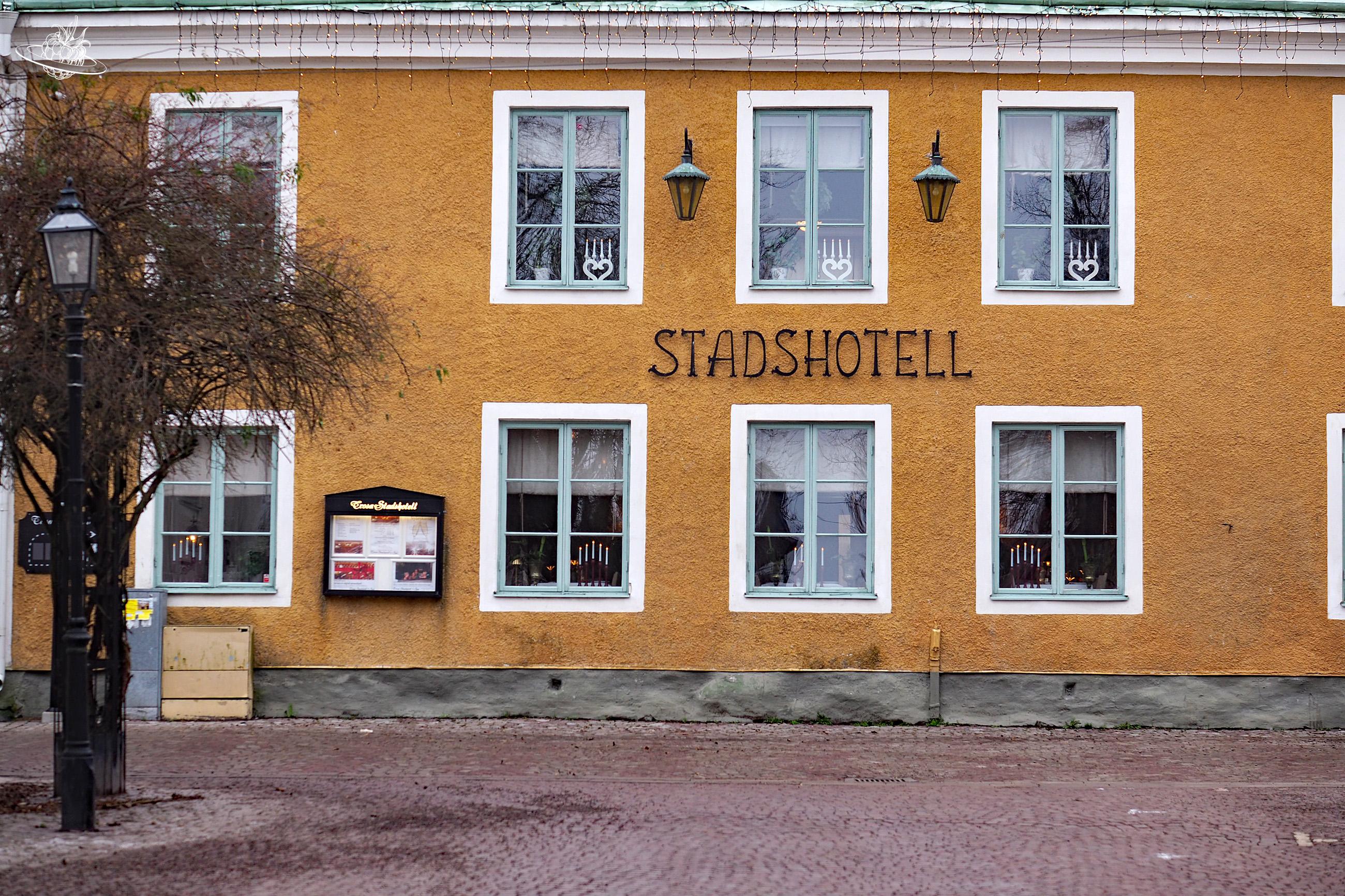 Gelbes Gebäude hübsch verziehrt