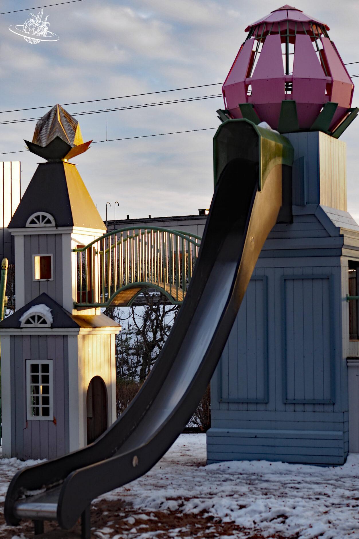 Eine Rutschbahn in einem Park