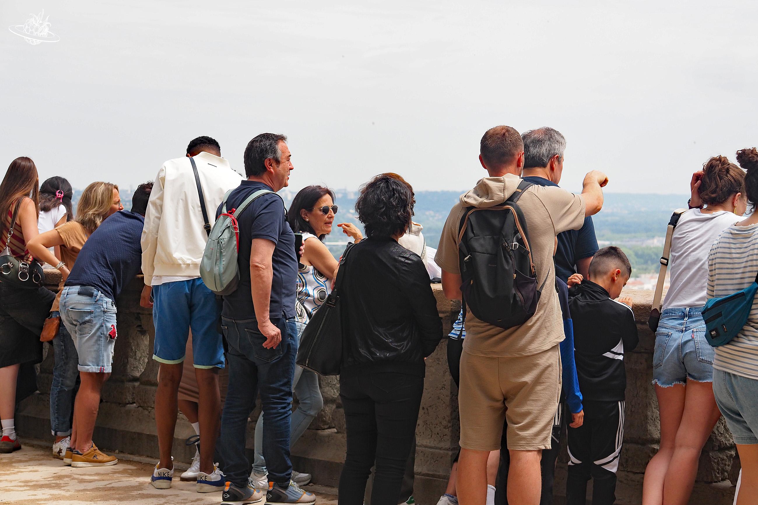 Leute schauen sich den Ausblick an