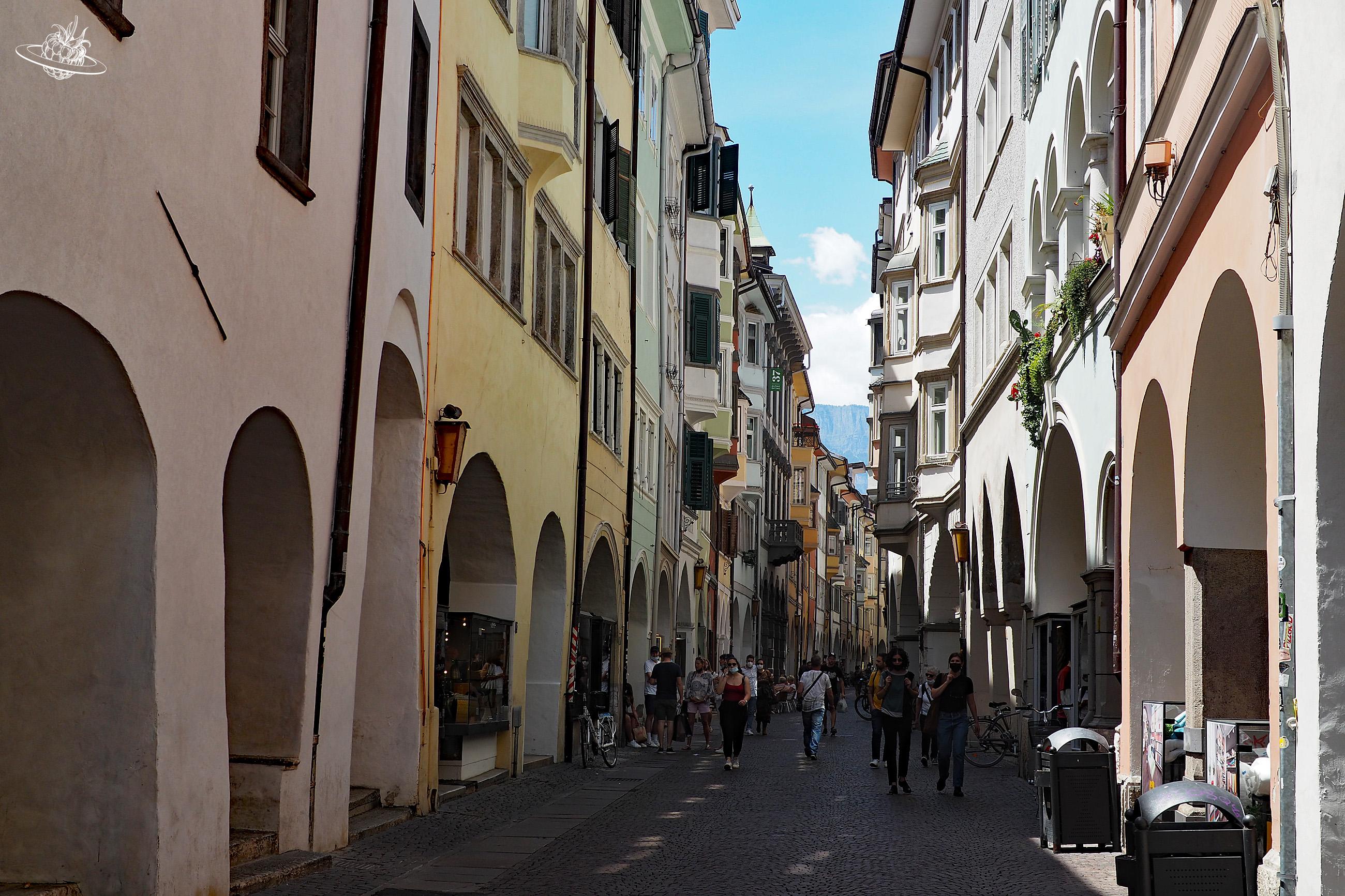 Altstadt von Bolzano mit verschiedenfarbigen Häusern