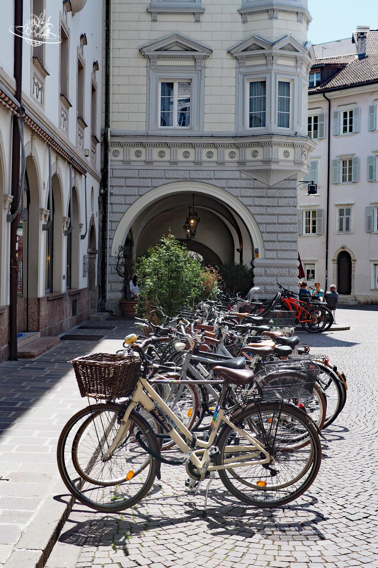 Velo geparkt auf einem Stadtplatz