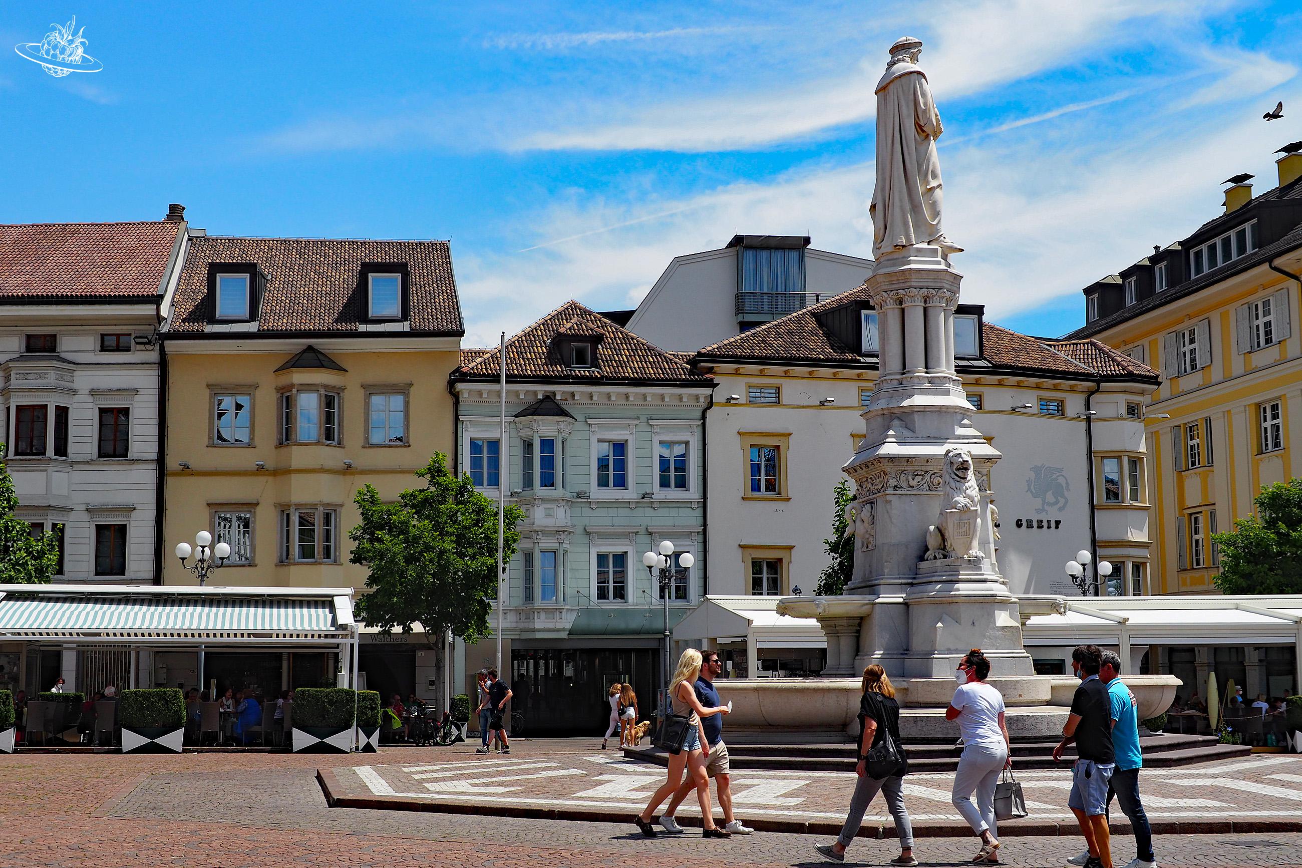 Wenige Menschen beim Stadtbrunnen