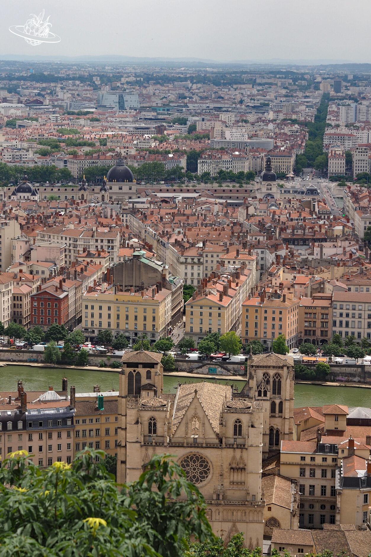 Blick auf die Kirche und die Stadt