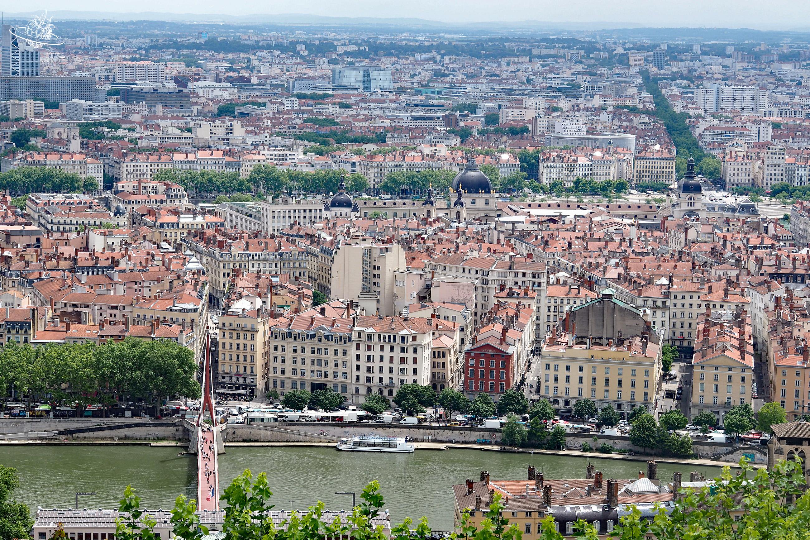 Blick auf den Fluss und die Stadt