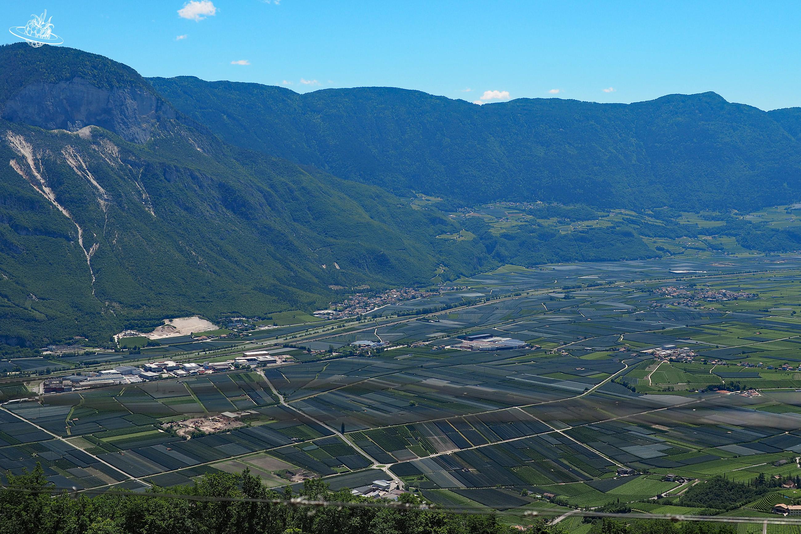 Weitsicht übers Land mit Bergen im Hintergrund