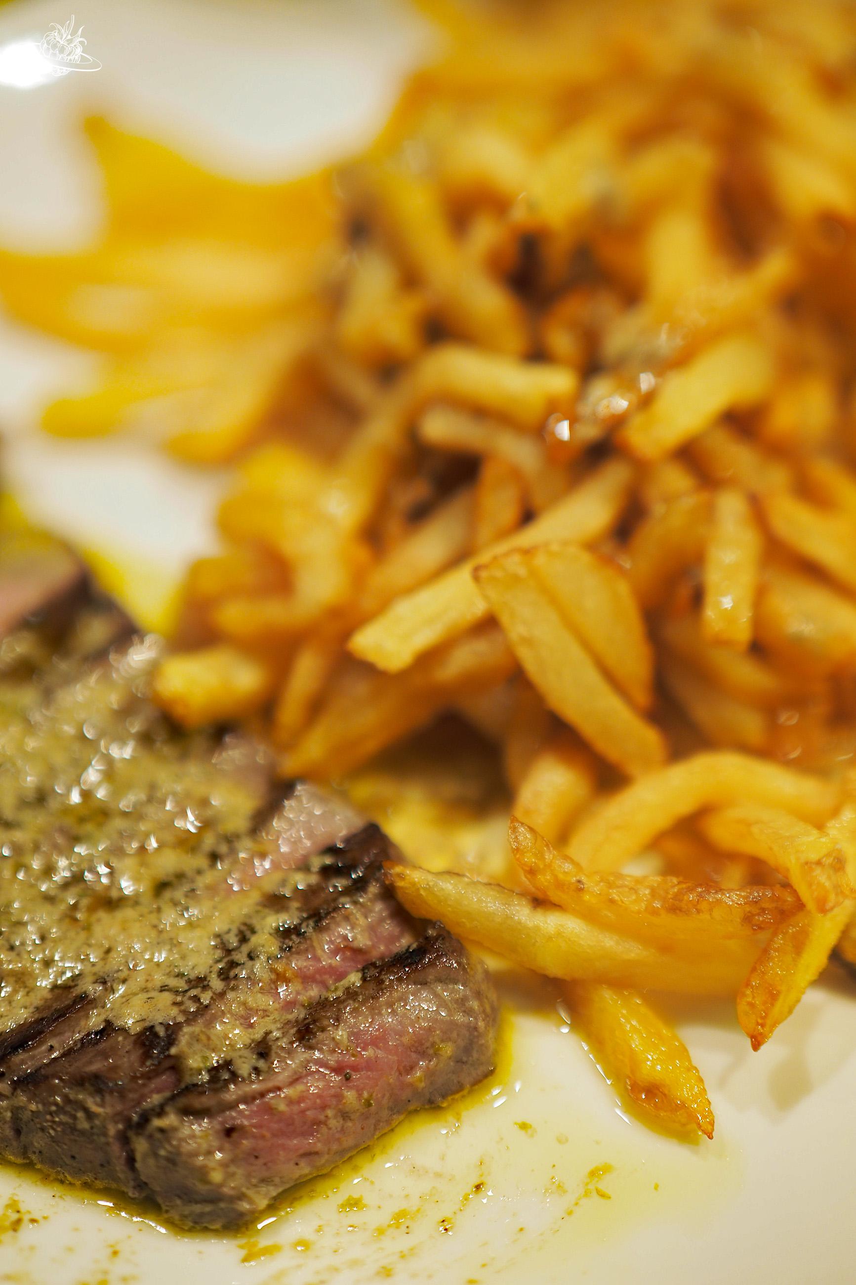 Pommes und Entrecote mit Kräutersauce