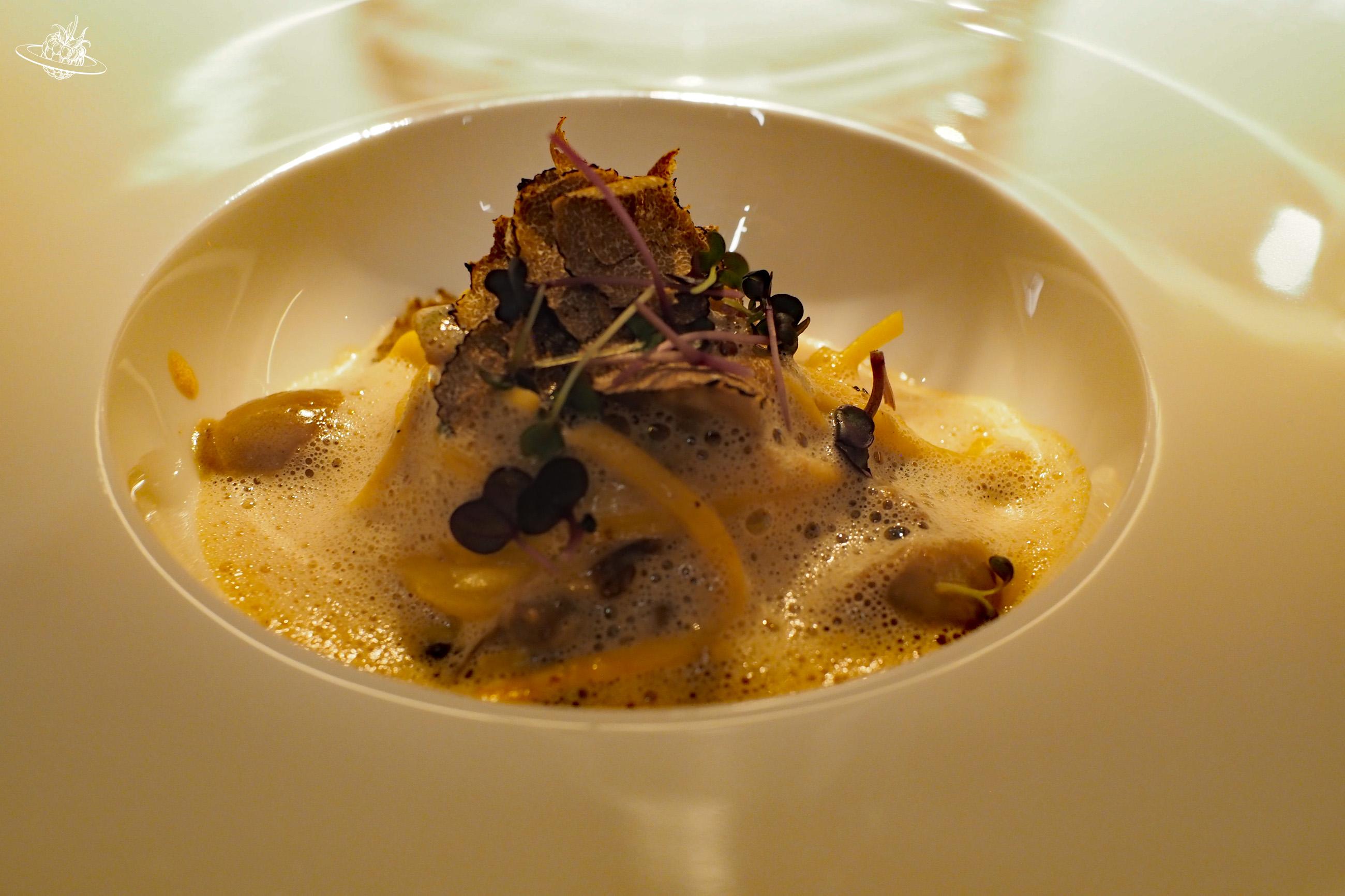 Trüffel mit Parmesanschaum