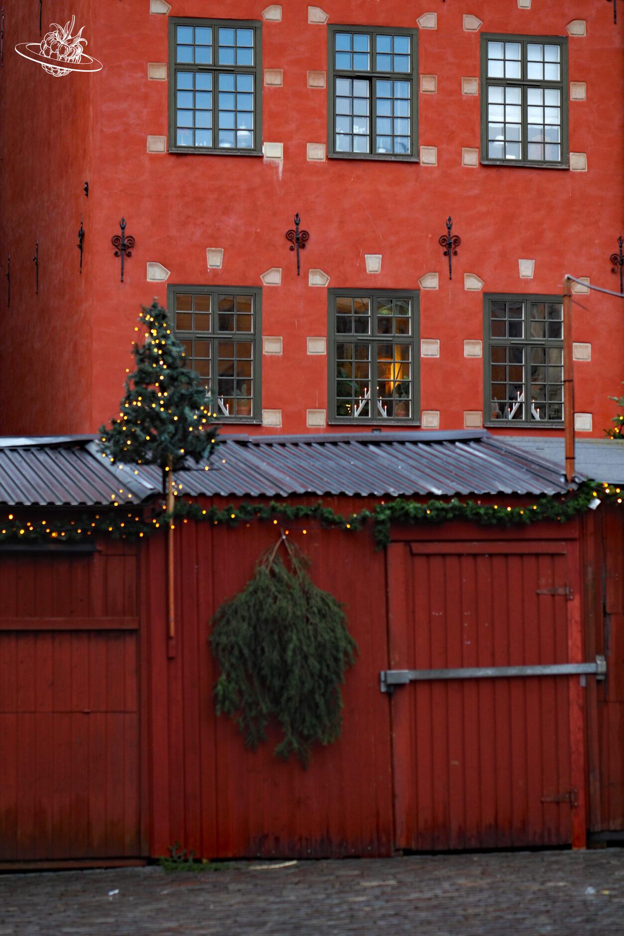 schön dekorierter Weihnachtsmarkt