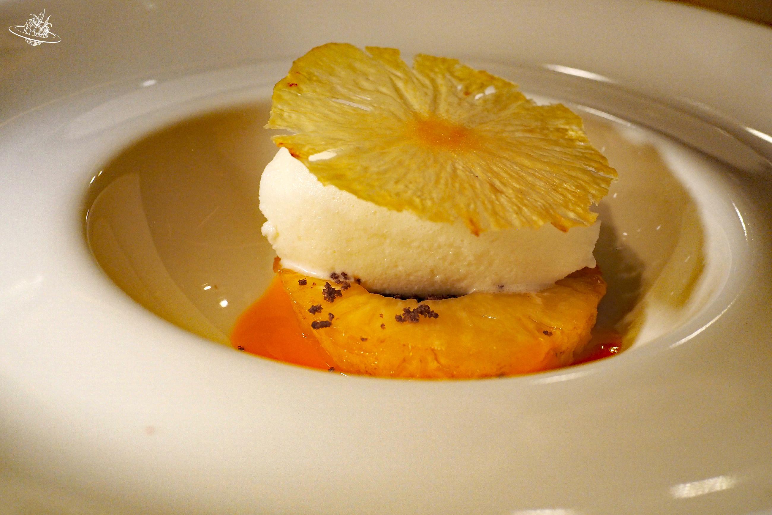 Dreifach Ananas als Dessert. Getrocknet, als Eis und im Original