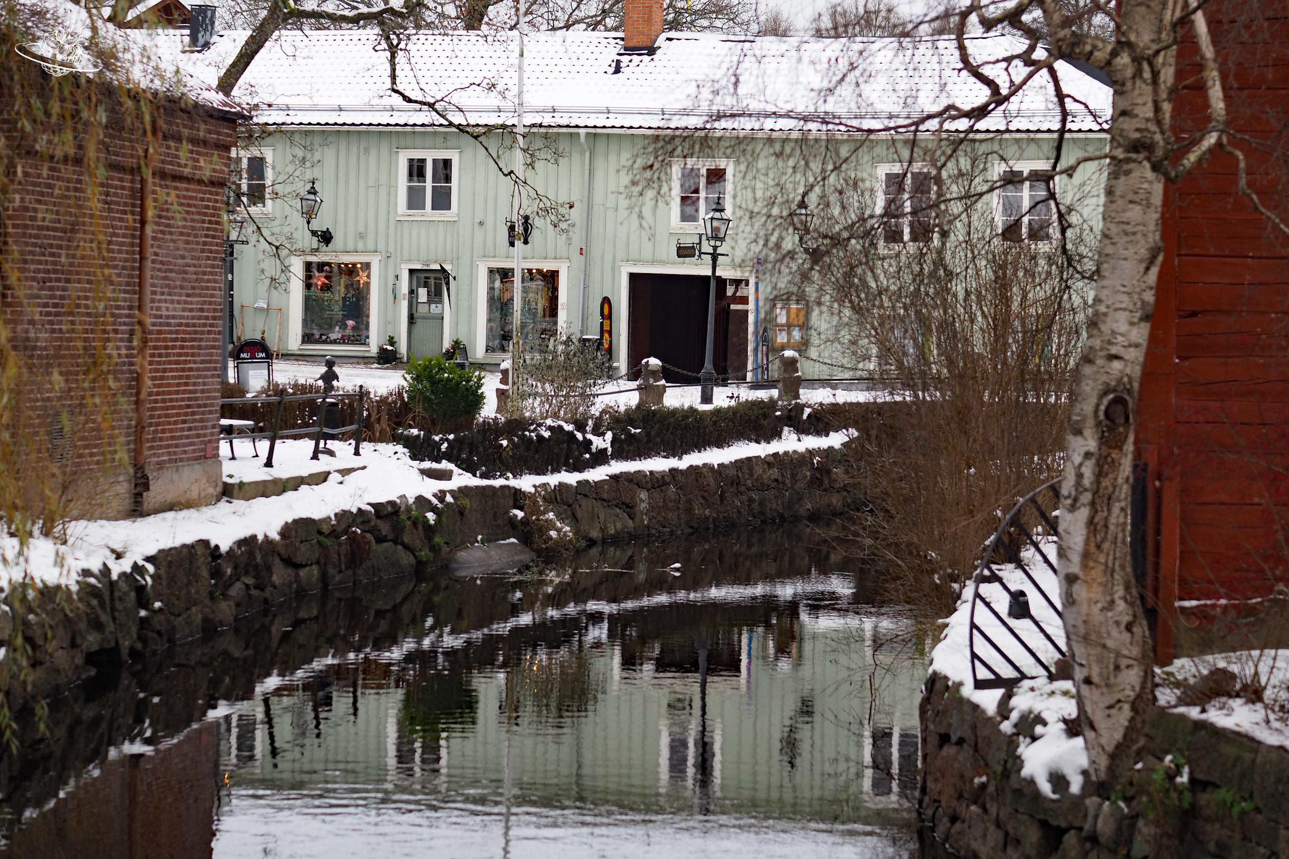 Ein typisches schwedisches Häusschen spiegelt im Wasser