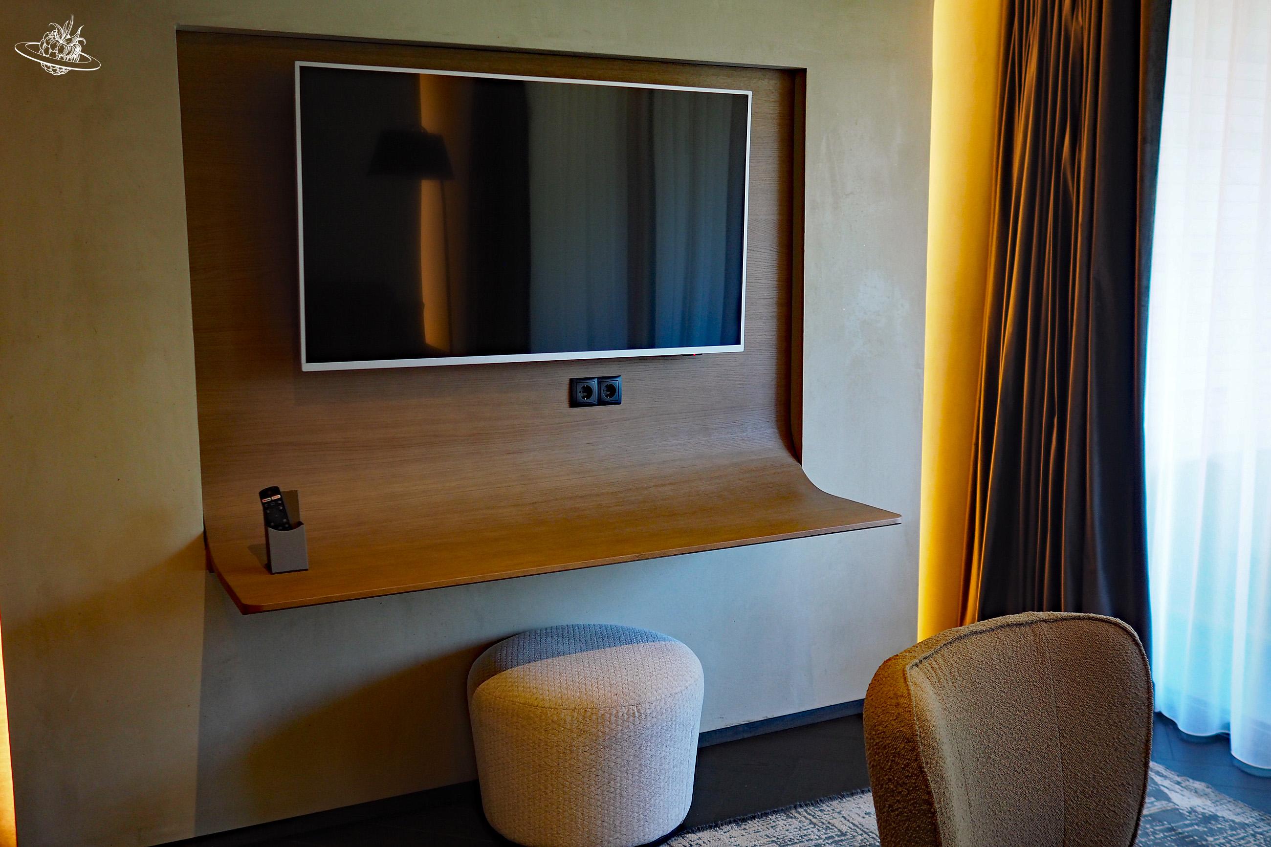 Pult mit Fernseher in einem modernen Zimmer