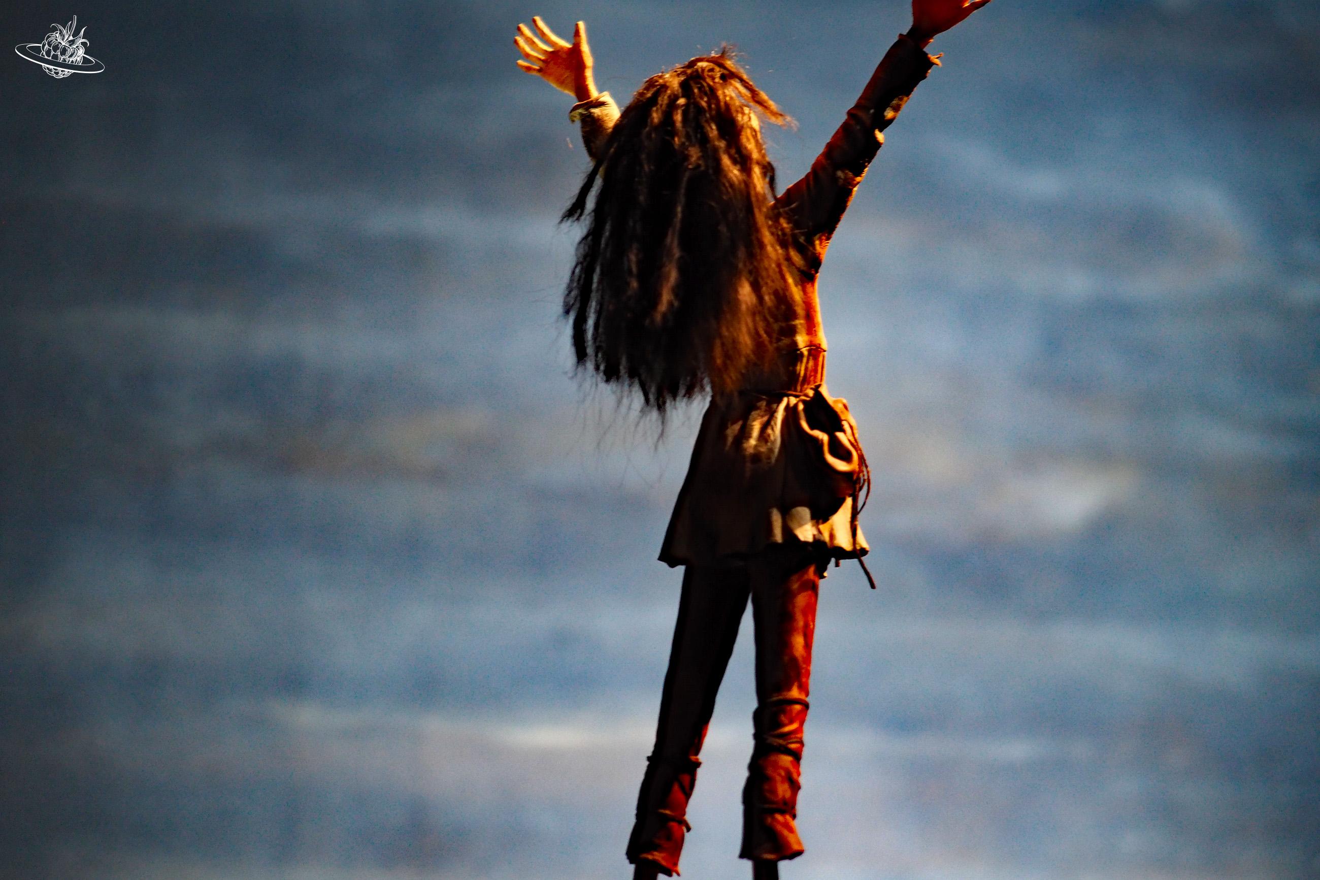 Figur strahlt zum Himmel herauf