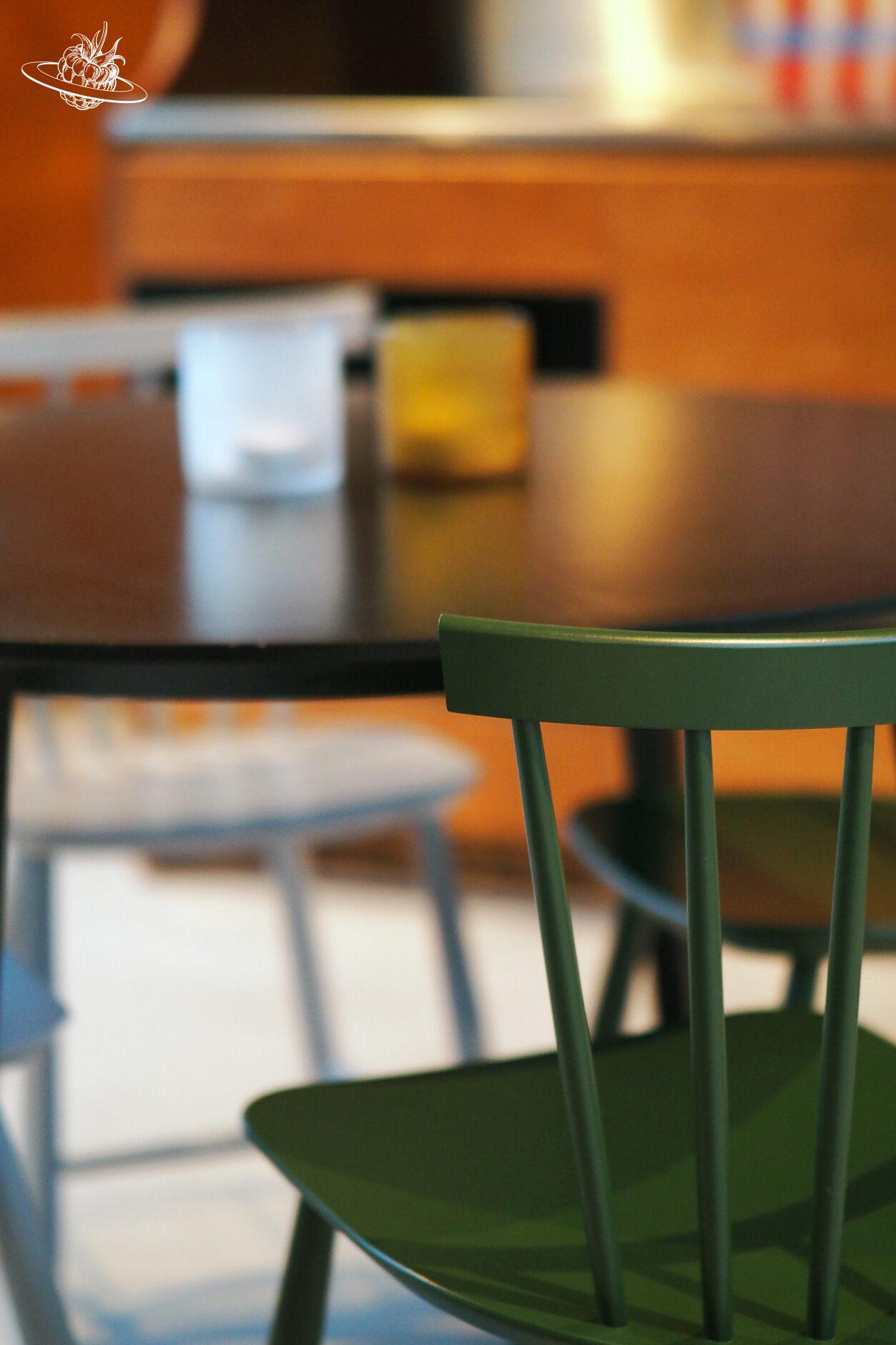 farbige stuhl in einem cabin