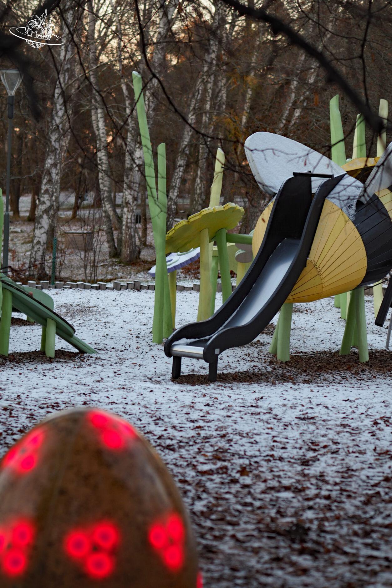Ein leuchtendes und singendes Ei auf einem Spielplatz