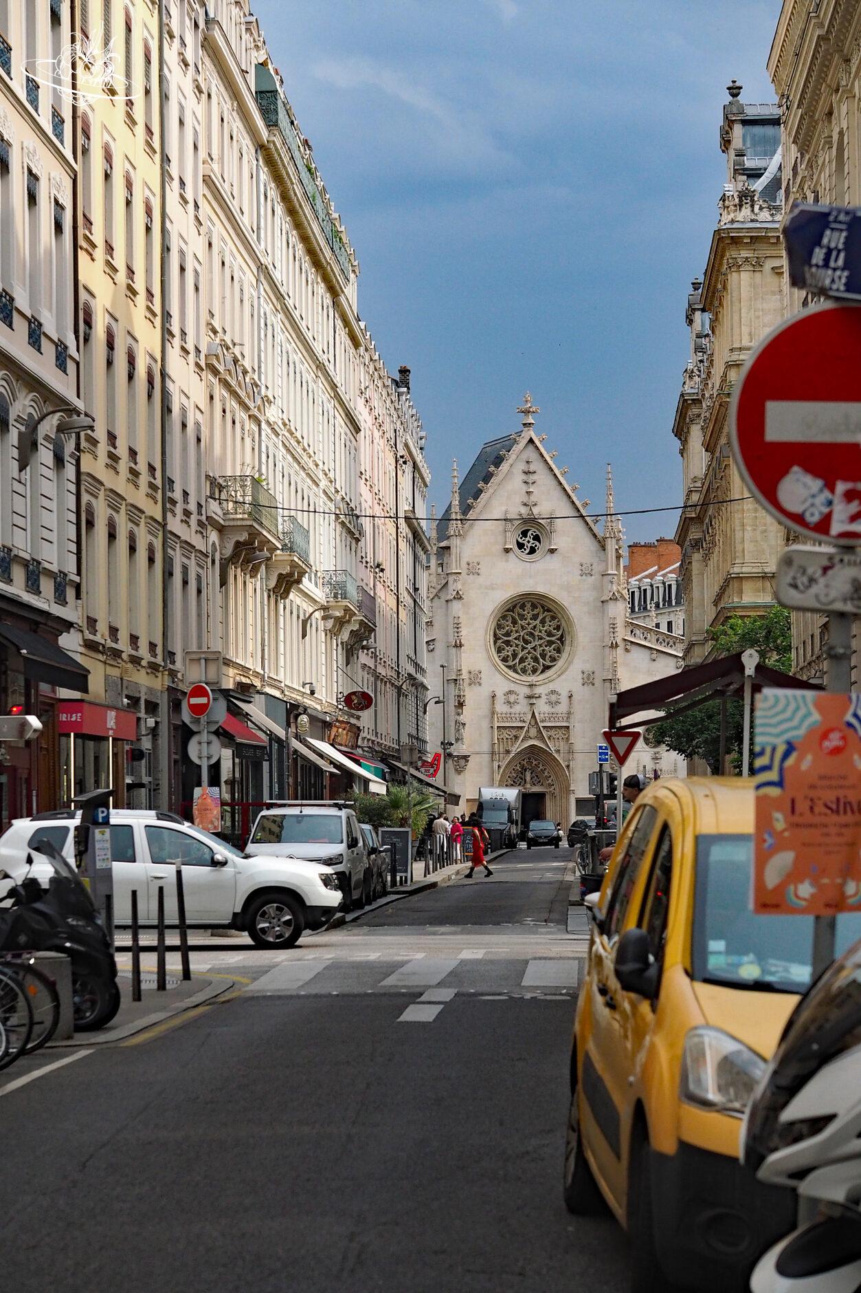 Blick auf schönes Gebäude und Strasse