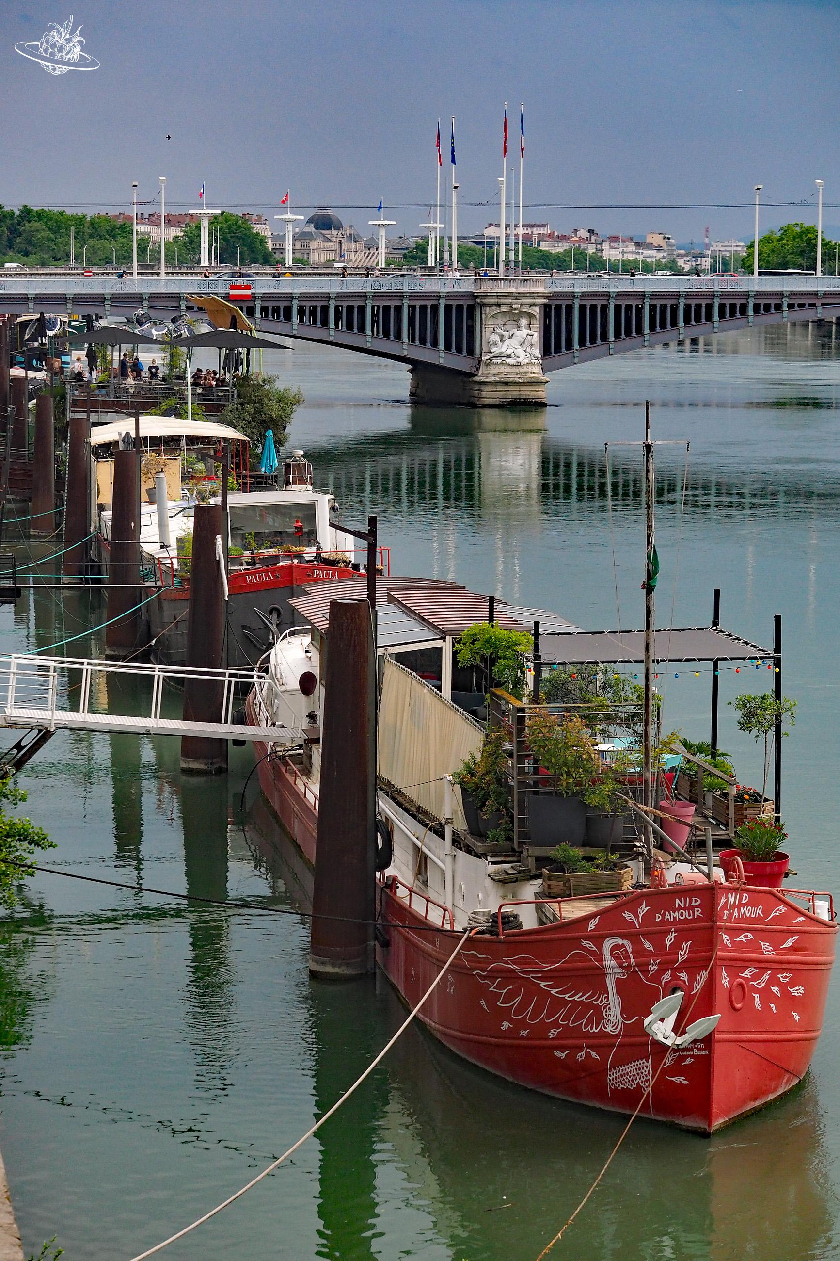 Blick auf Boote auf Fluss