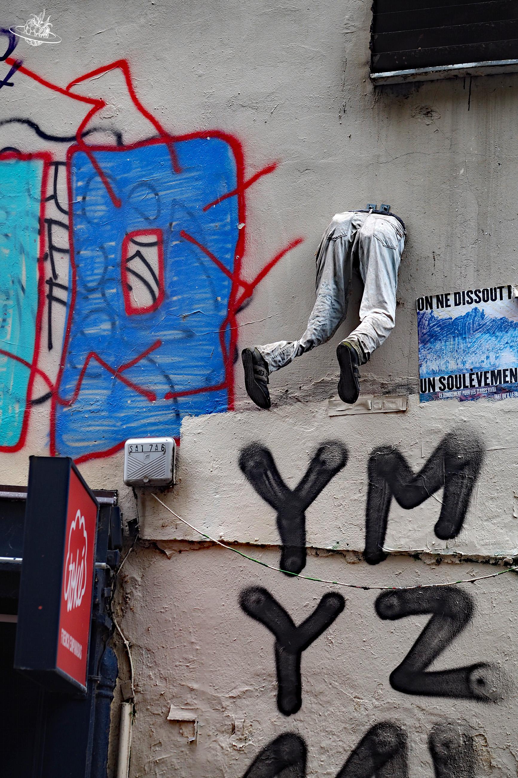 Jeanshose ragt aus Wand heraus