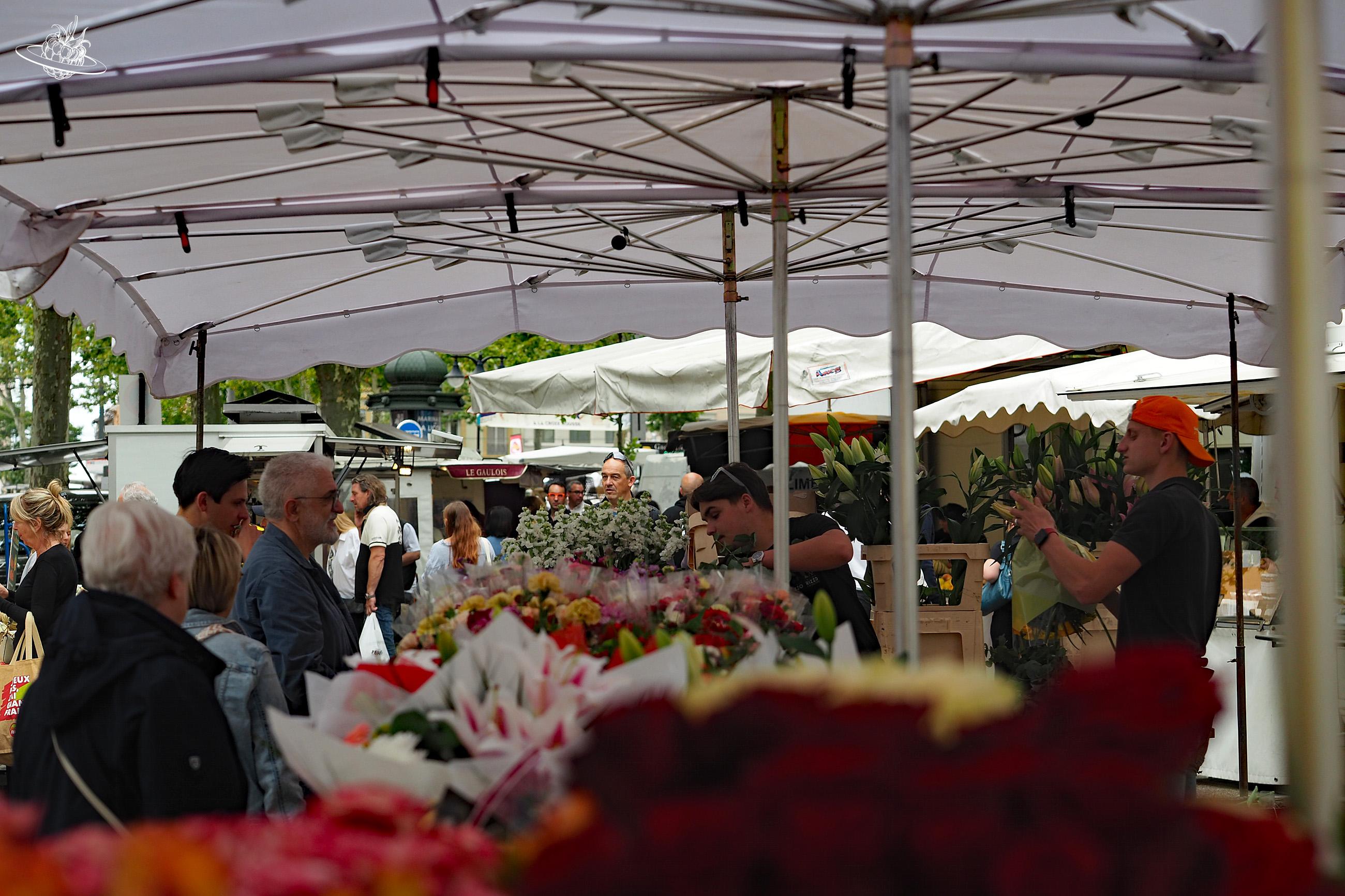 Blumenverkäufer geben Blumen heraus