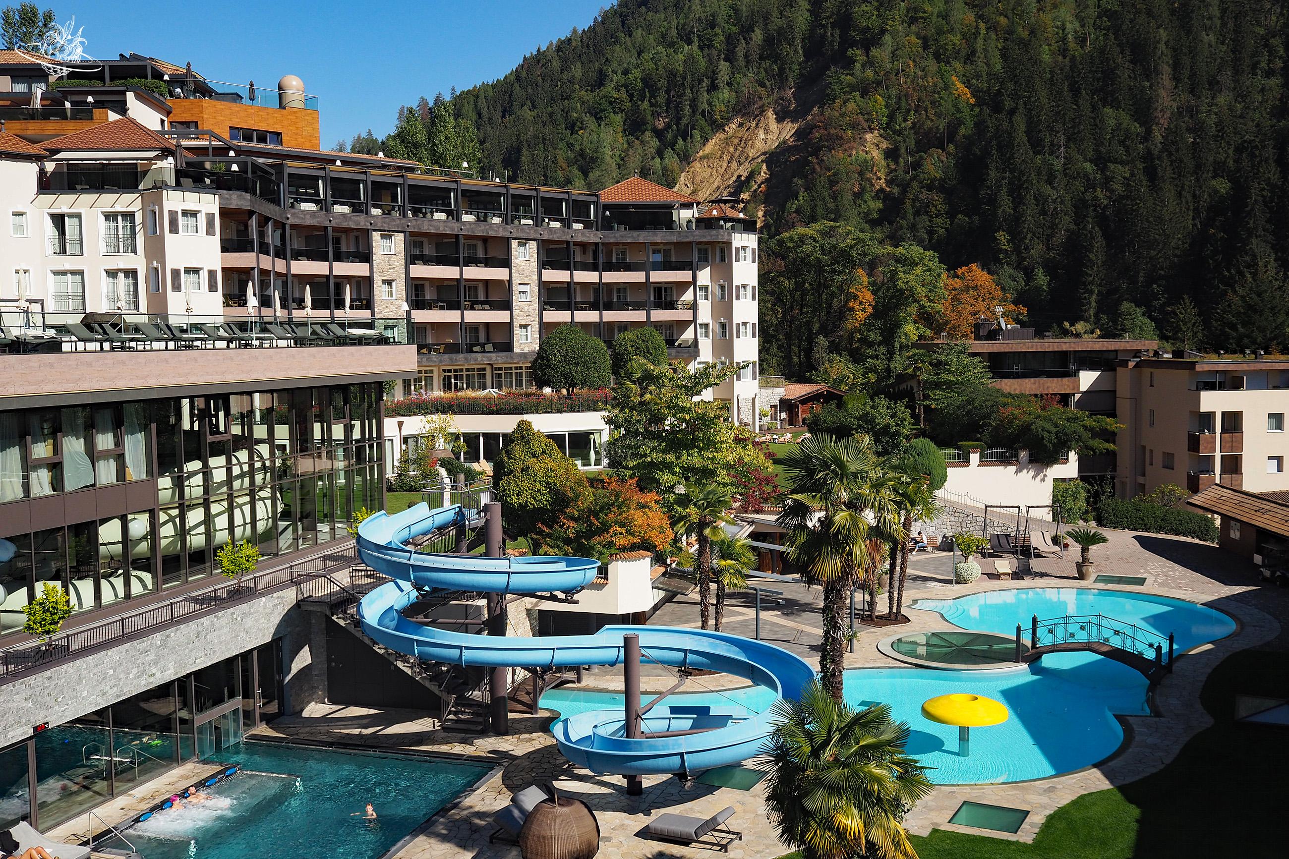 Blick auf Rutschbahn und diverse Bäder